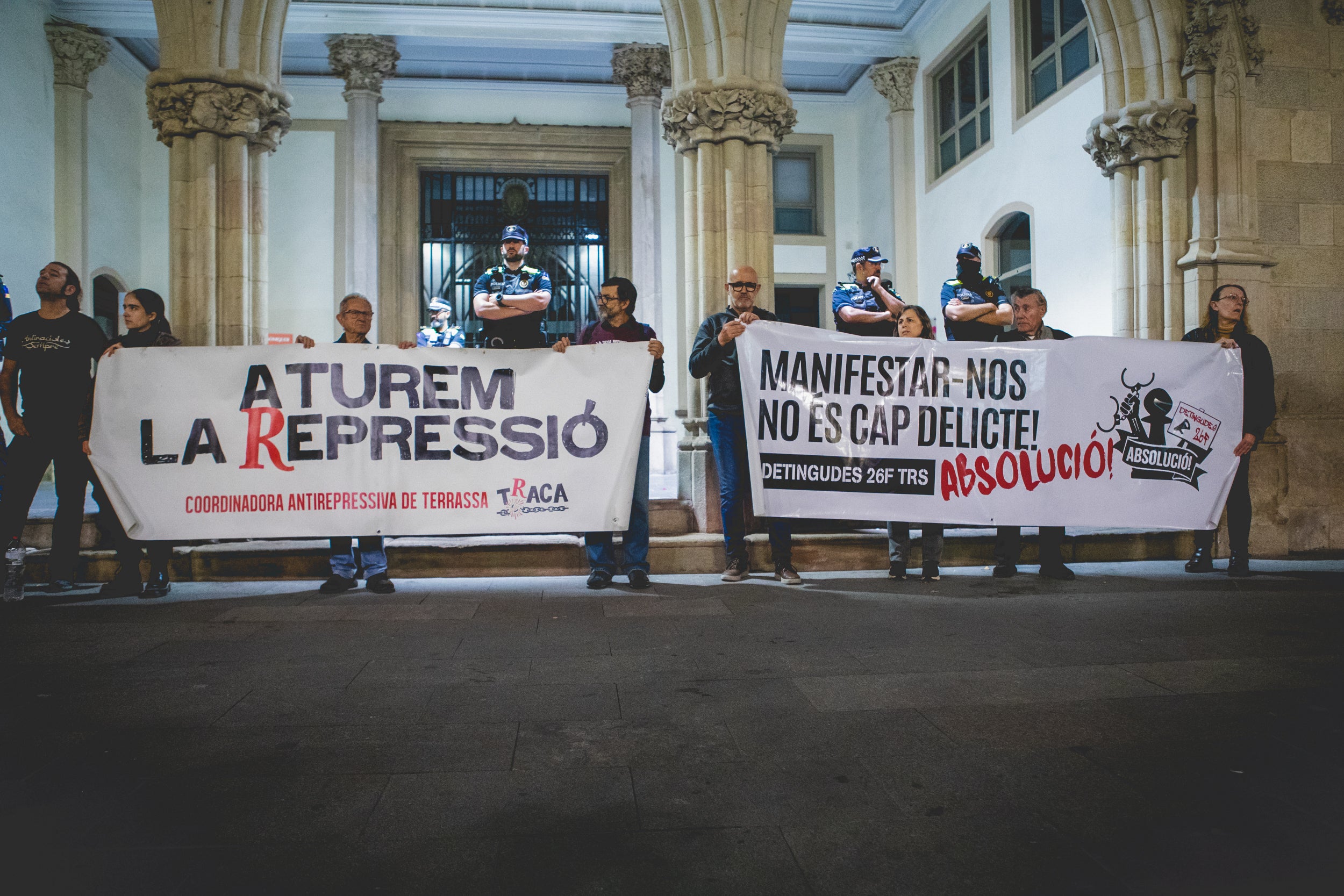 Manifestació de suport als joves encausats per les propostes per l’empresonament de Pablo Hasel a Terrassa. Aquest dimarts, comença el judici a tres terrassencs i un rubinenc que van ser detinguts el 26F de 2021. La Fiscalia els demana 3 anys de presó per cap i una multa de 5.400 euros. L’Ajuntament ha donat el seu suport als joves i els manifestants han demanat la seva absolució.