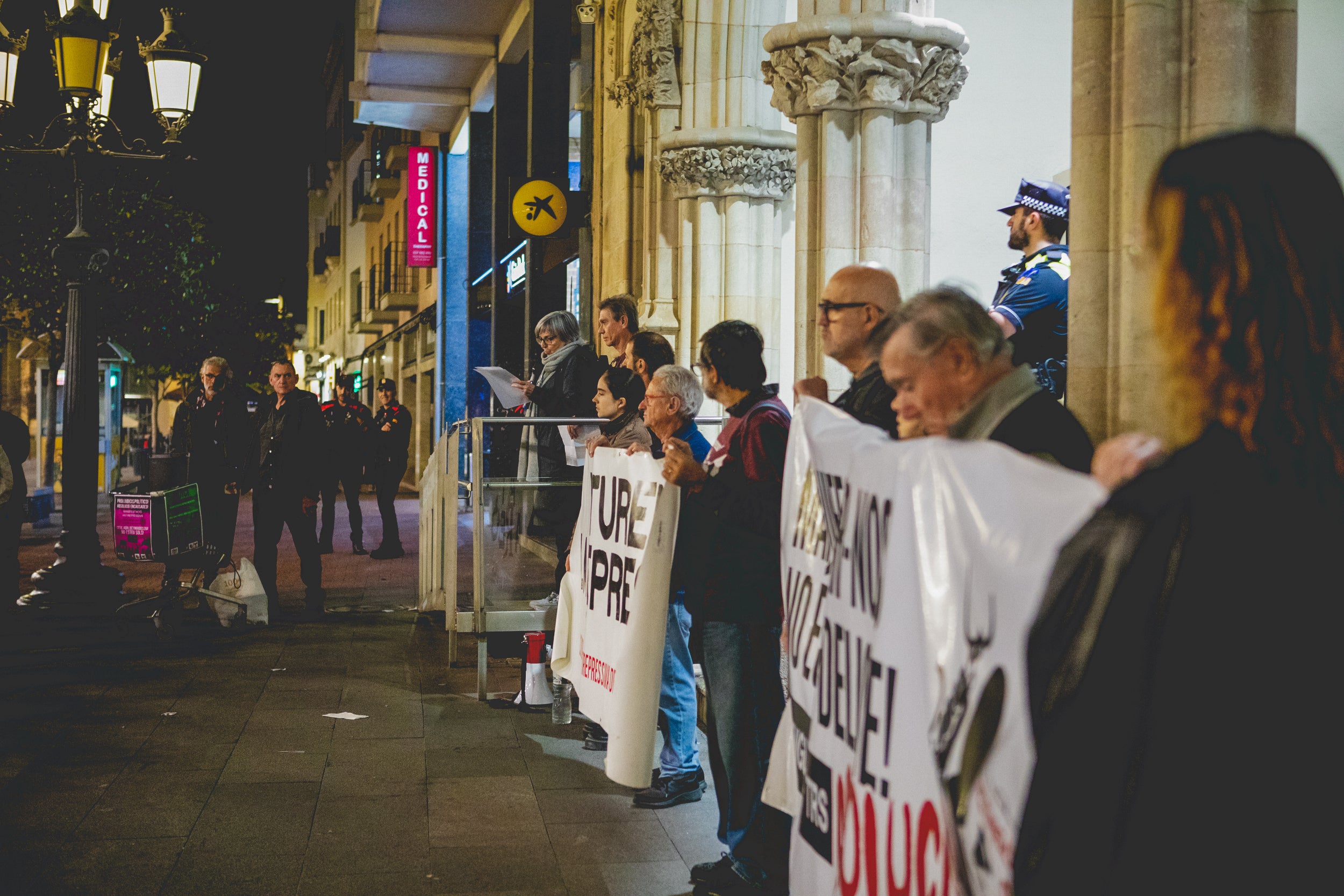 Manifestació de suport als joves encausats per les propostes per l’empresonament de Pablo Hasel a Terrassa. Aquest dimarts, comença el judici a tres terrassencs i un rubinenc que van ser detinguts el 26F de 2021. La Fiscalia els demana 3 anys de presó per cap i una multa de 5.400 euros. L’Ajuntament ha donat el seu suport als joves i els manifestants han demanat la seva absolució.