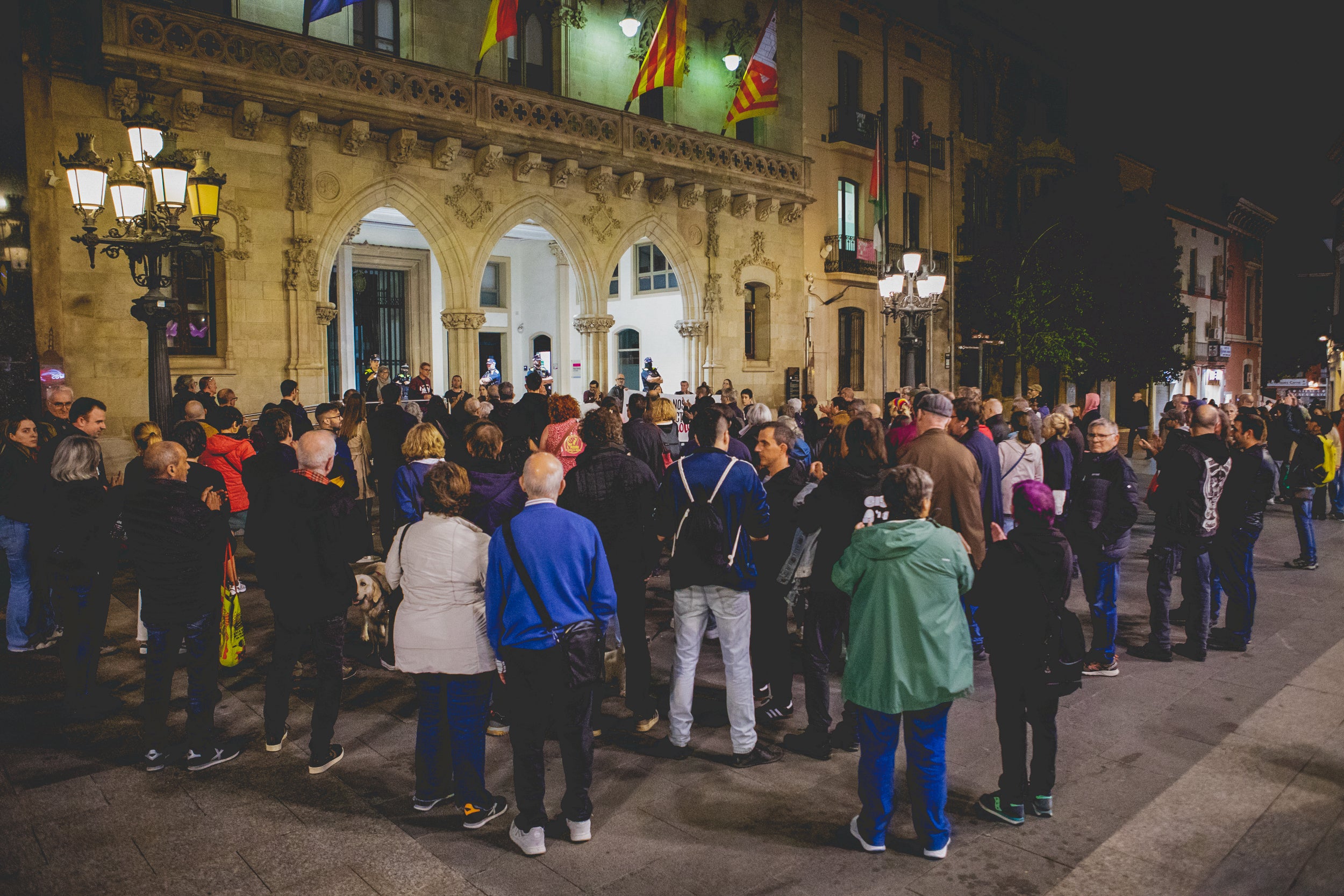 Manifestació de suport als joves encausats per les propostes per l’empresonament de Pablo Hasel a Terrassa. Aquest dimarts, comença el judici a tres terrassencs i un rubinenc que van ser detinguts el 26F de 2021. La Fiscalia els demana 3 anys de presó per cap i una multa de 5.400 euros. L’Ajuntament ha donat el seu suport als joves i els manifestants han demanat la seva absolució.