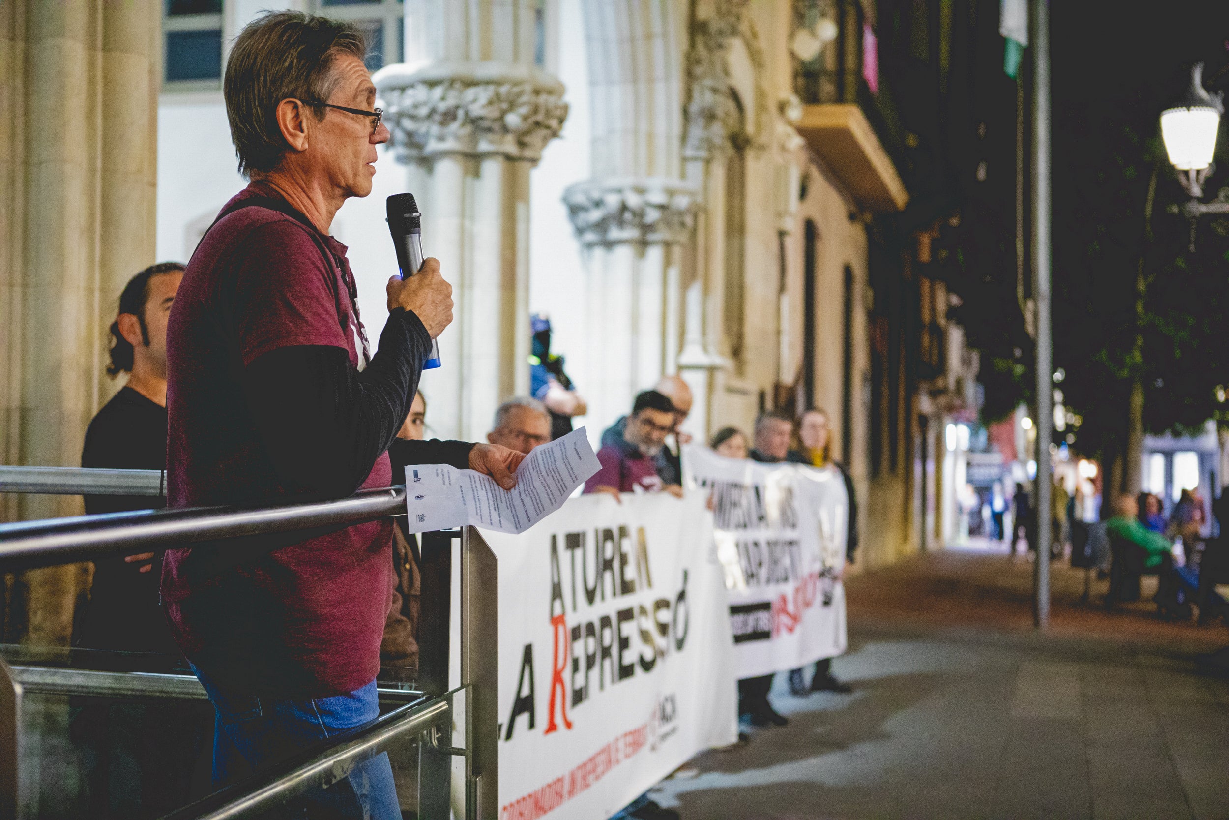 Manifestació de suport als joves encausats per les propostes per l’empresonament de Pablo Hasel a Terrassa. Aquest dimarts, comença el judici a tres terrassencs i un rubinenc que van ser detinguts el 26F de 2021. La Fiscalia els demana 3 anys de presó per cap i una multa de 5.400 euros. L’Ajuntament ha donat el seu suport als joves i els manifestants han demanat la seva absolució.
