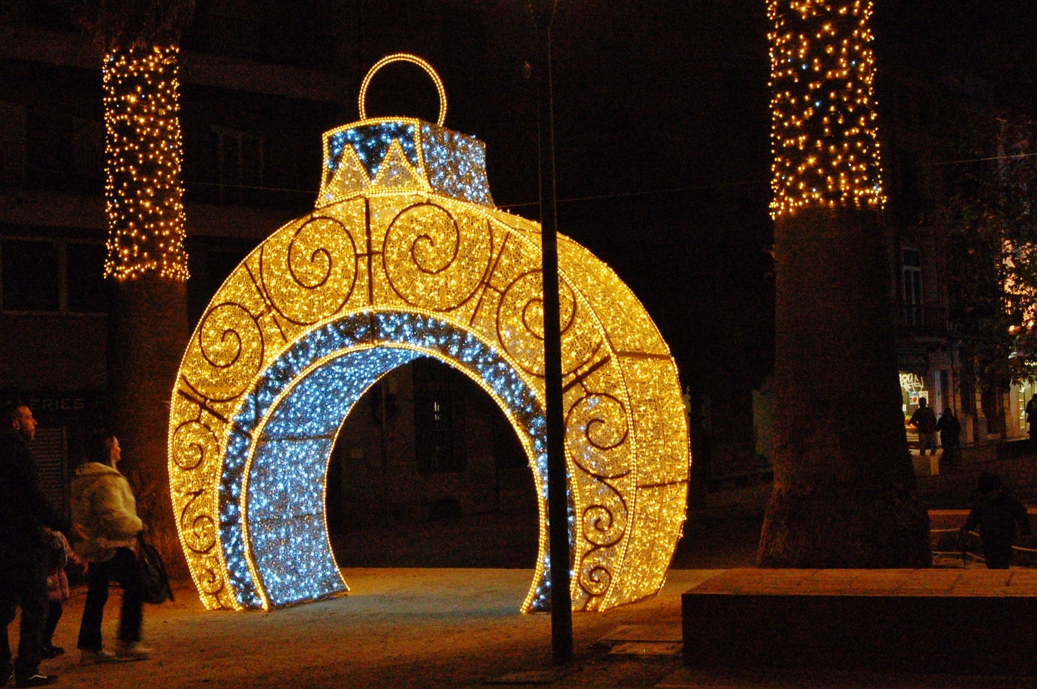 Terrassa ha celebrat aquest dissabte, dia 29 de novembre, al vespre l'acte d'encesa de l'enllumenat nadalenc, una jornada que esdevé el tret de sortida al Nadal a la ciutat. Enguany, l'Ajuntament ha apostat per incrementar en prop de 200 punts els elements lumínics al carrer, arribant a gairebé 1.400 punts de llum de Nadal. A més, aquest dissabte també s'ha inaugurat el pesebre de Nadal, elaborat pel pessebrista Ricard Verdaguer | Ramon Navarro