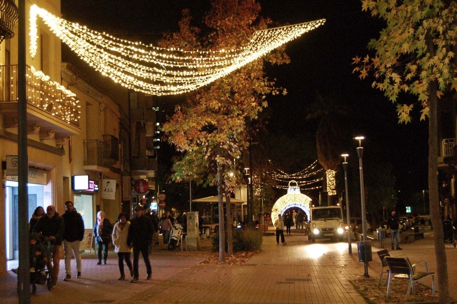 Terrassa ha celebrat aquest dissabte, dia 29 de novembre, al vespre l'acte d'encesa de l'enllumenat nadalenc, una jornada que esdevé el tret de sortida al Nadal a la ciutat. Enguany, l'Ajuntament ha apostat per incrementar en prop de 200 punts els elements lumínics al carrer, arribant a gairebé 1.400 punts de llum de Nadal. A més, aquest dissabte també s'ha inaugurat el pesebre de Nadal, elaborat pel pessebrista Ricard Verdaguer | Ramon Navarro