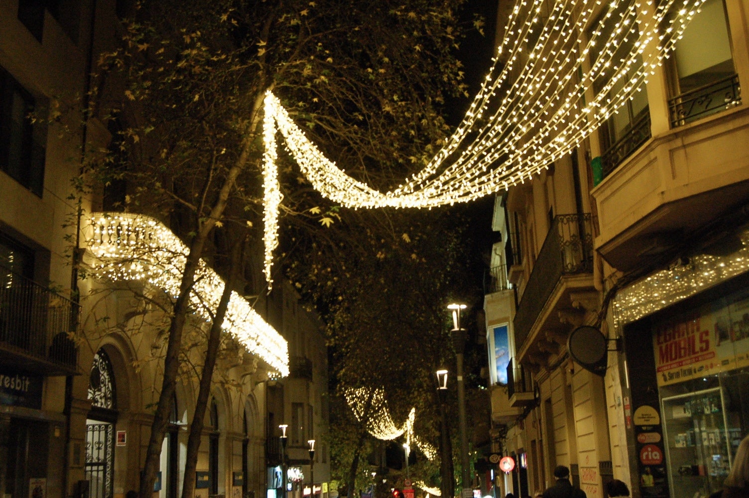 Terrassa ha celebrat aquest dissabte, dia 29 de novembre, al vespre l'acte d'encesa de l'enllumenat nadalenc, una jornada que esdevé el tret de sortida al Nadal a la ciutat. Enguany, l'Ajuntament ha apostat per incrementar en prop de 200 punts els elements lumínics al carrer, arribant a gairebé 1.400 punts de llum de Nadal. A més, aquest dissabte també s'ha inaugurat el pesebre de Nadal, elaborat pel pessebrista Ricard Verdaguer | Ramon Navarro