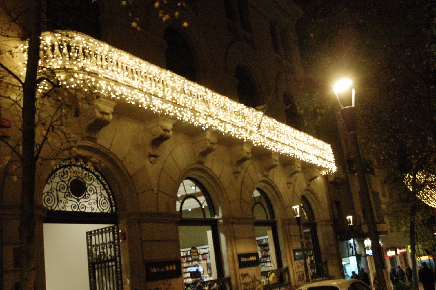 Terrassa ha celebrat aquest dissabte, dia 29 de novembre, al vespre l'acte d'encesa de l'enllumenat nadalenc, una jornada que esdevé el tret de sortida al Nadal a la ciutat. Enguany, l'Ajuntament ha apostat per incrementar en prop de 200 punts els elements lumínics al carrer, arribant a gairebé 1.400 punts de llum de Nadal. A més, aquest dissabte també s'ha inaugurat el pesebre de Nadal, elaborat pel pessebrista Ricard Verdaguer | Ramon Navarro