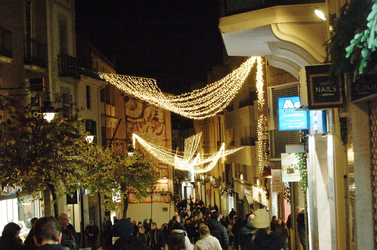 Terrassa ha celebrat aquest dissabte, dia 29 de novembre, al vespre l'acte d'encesa de l'enllumenat nadalenc, una jornada que esdevé el tret de sortida al Nadal a la ciutat. Enguany, l'Ajuntament ha apostat per incrementar en prop de 200 punts els elements lumínics al carrer, arribant a gairebé 1.400 punts de llum de Nadal. A més, aquest dissabte també s'ha inaugurat el pesebre de Nadal, elaborat pel pessebrista Ricard Verdaguer | Ramon Navarro