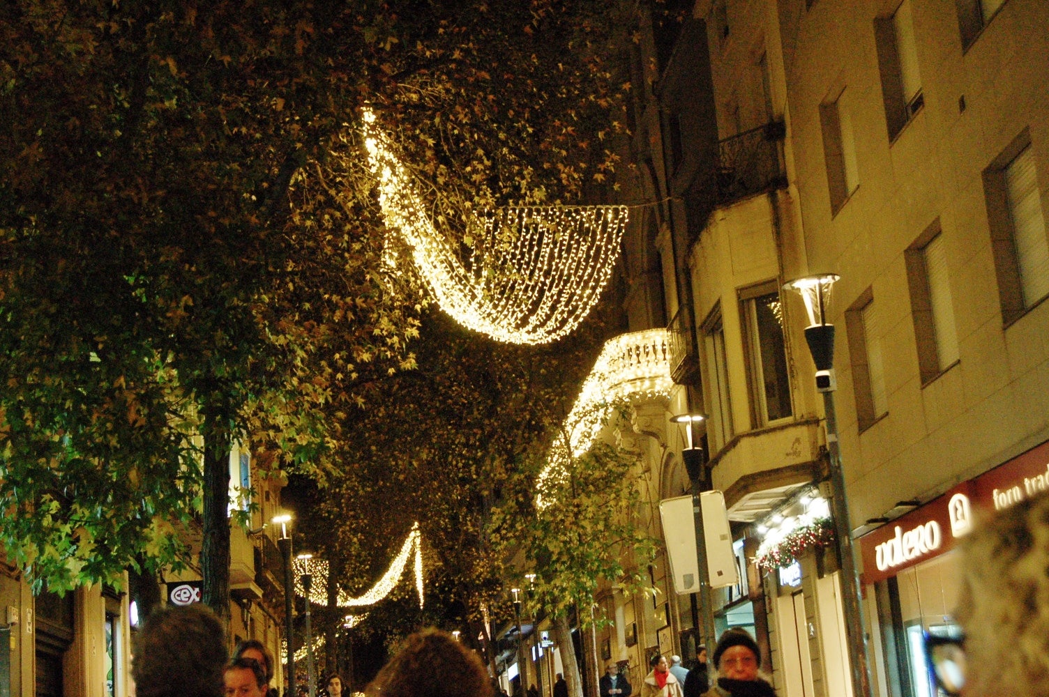 Terrassa ha celebrat aquest dissabte, dia 29 de novembre, al vespre l'acte d'encesa de l'enllumenat nadalenc, una jornada que esdevé el tret de sortida al Nadal a la ciutat. Enguany, l'Ajuntament ha apostat per incrementar en prop de 200 punts els elements lumínics al carrer, arribant a gairebé 1.400 punts de llum de Nadal. A més, aquest dissabte també s'ha inaugurat el pesebre de Nadal, elaborat pel pessebrista Ricard Verdaguer | Ramon Navarro