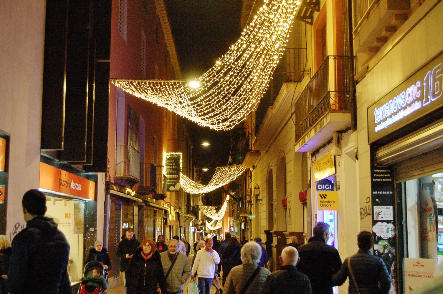Terrassa ha celebrat aquest dissabte, dia 29 de novembre, al vespre l'acte d'encesa de l'enllumenat nadalenc, una jornada que esdevé el tret de sortida al Nadal a la ciutat. Enguany, l'Ajuntament ha apostat per incrementar en prop de 200 punts els elements lumínics al carrer, arribant a gairebé 1.400 punts de llum de Nadal. A més, aquest dissabte també s'ha inaugurat el pesebre de Nadal, elaborat pel pessebrista Ricard Verdaguer | Ramon Navarro