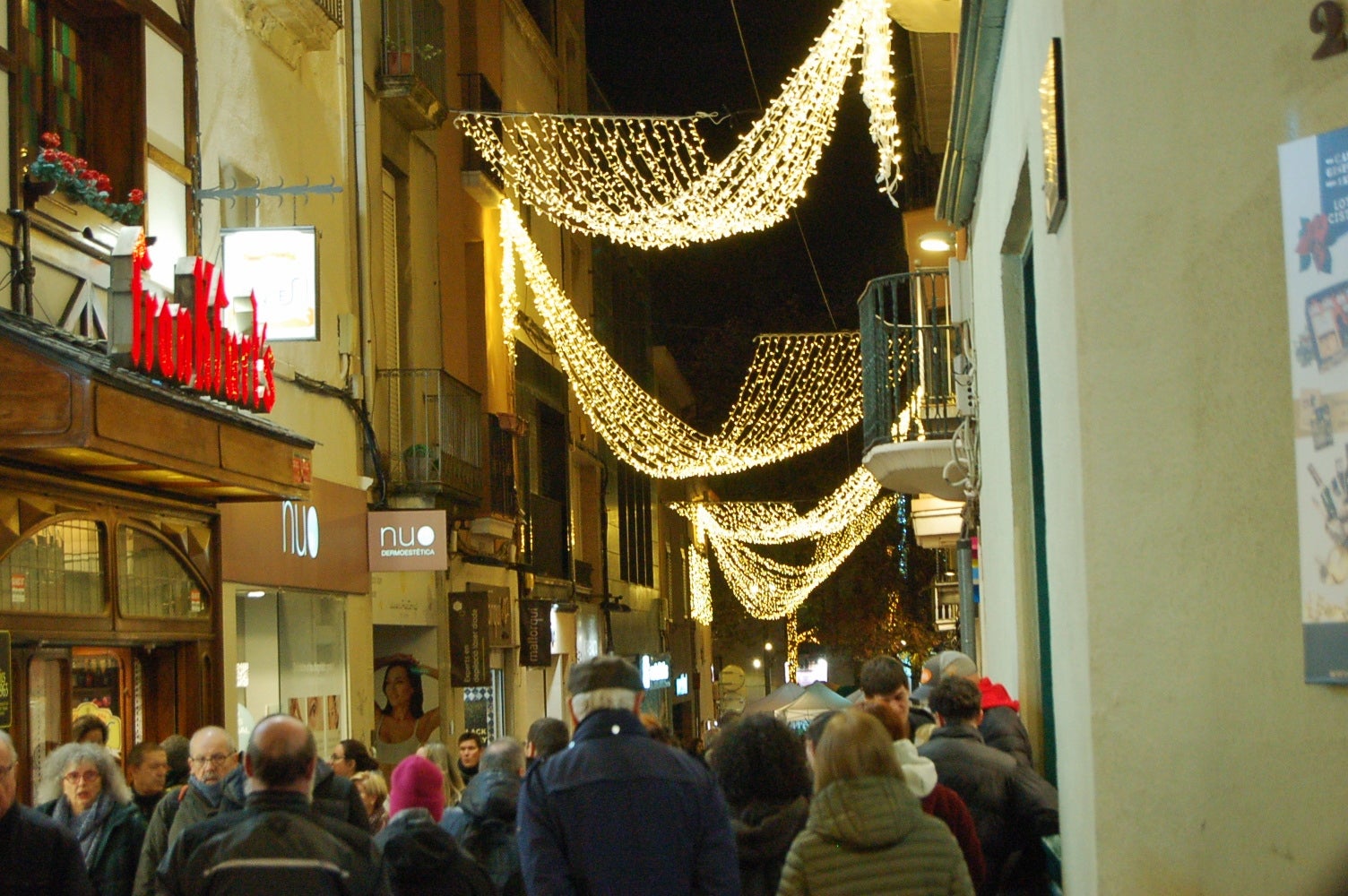 Terrassa ha celebrat aquest dissabte, dia 29 de novembre, al vespre l'acte d'encesa de l'enllumenat nadalenc, una jornada que esdevé el tret de sortida al Nadal a la ciutat. Enguany, l'Ajuntament ha apostat per incrementar en prop de 200 punts els elements lumínics al carrer, arribant a gairebé 1.400 punts de llum de Nadal. A més, aquest dissabte també s'ha inaugurat el pesebre de Nadal, elaborat pel pessebrista Ricard Verdaguer | Ramon Navarro