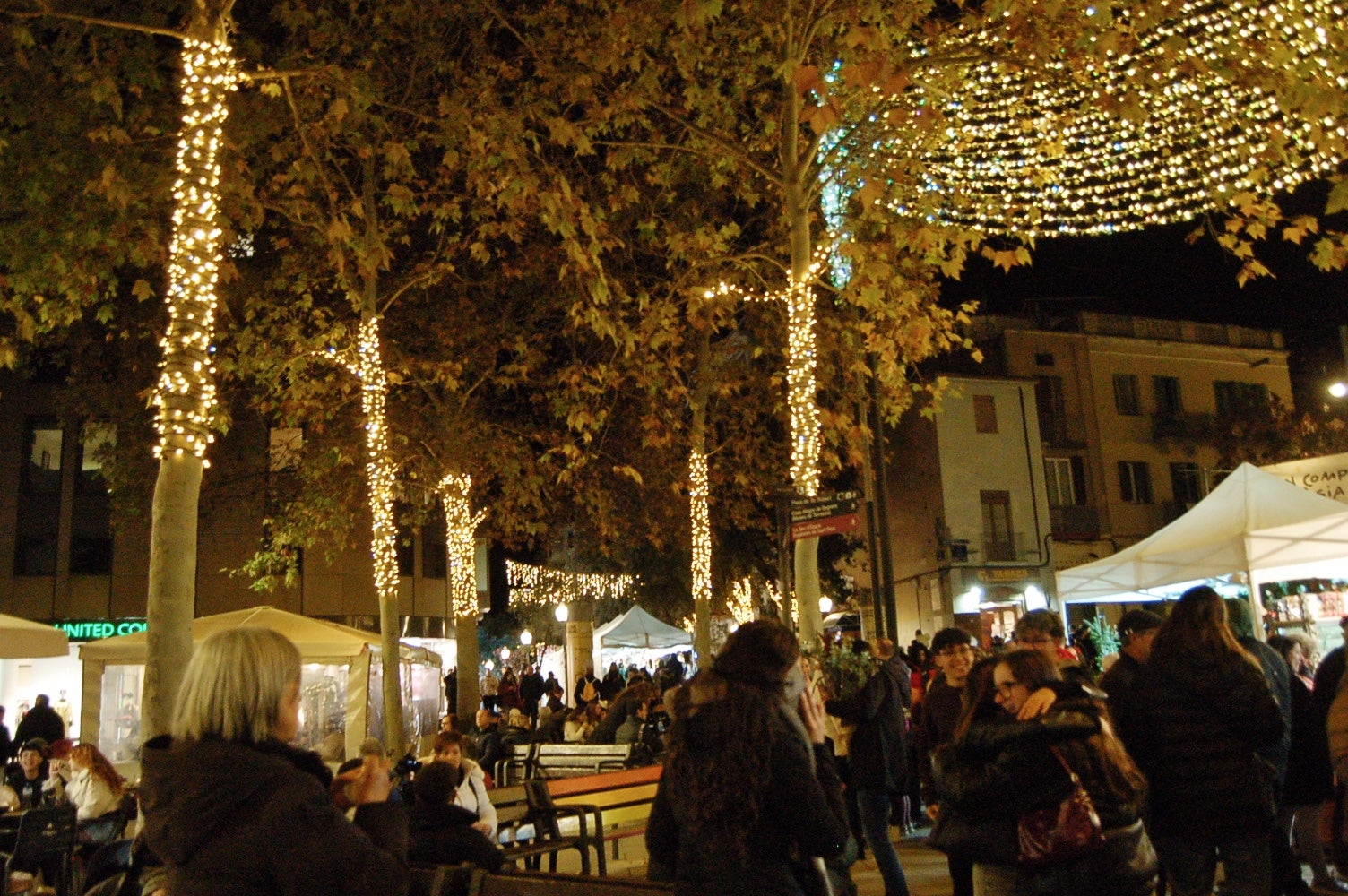 Terrassa ha celebrat aquest dissabte, dia 29 de novembre, al vespre l'acte d'encesa de l'enllumenat nadalenc, una jornada que esdevé el tret de sortida al Nadal a la ciutat. Enguany, l'Ajuntament ha apostat per incrementar en prop de 200 punts els elements lumínics al carrer, arribant a gairebé 1.400 punts de llum de Nadal. A més, aquest dissabte també s'ha inaugurat el pesebre de Nadal, elaborat pel pessebrista Ricard Verdaguer | Ramon Navarro