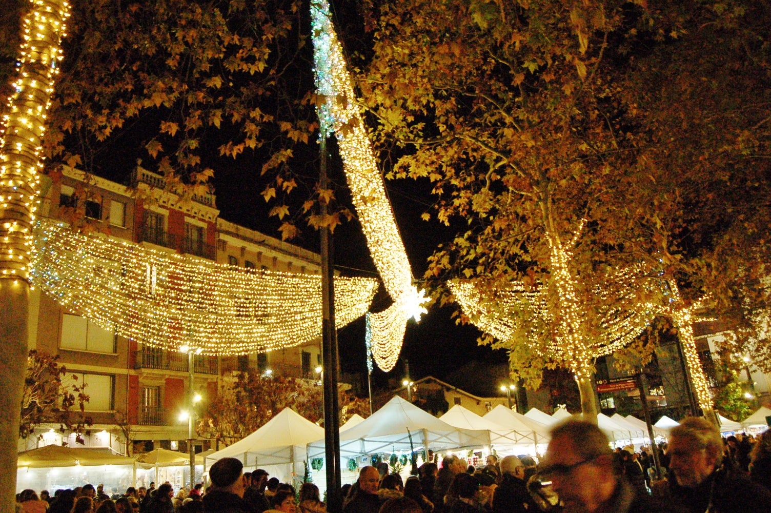 Terrassa ha celebrat aquest dissabte, dia 29 de novembre, al vespre l'acte d'encesa de l'enllumenat nadalenc, una jornada que esdevé el tret de sortida al Nadal a la ciutat. Enguany, l'Ajuntament ha apostat per incrementar en prop de 200 punts els elements lumínics al carrer, arribant a gairebé 1.400 punts de llum de Nadal. A més, aquest dissabte també s'ha inaugurat el pesebre de Nadal, elaborat pel pessebrista Ricard Verdaguer | Ramon Navarro