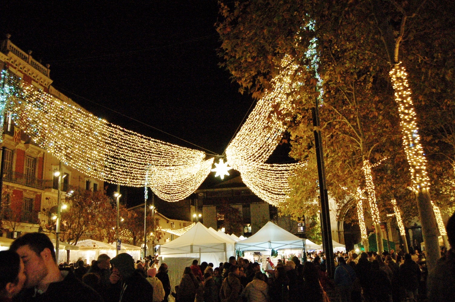 Terrassa ha celebrat aquest dissabte, dia 29 de novembre, al vespre l'acte d'encesa de l'enllumenat nadalenc, una jornada que esdevé el tret de sortida al Nadal a la ciutat. Enguany, l'Ajuntament ha apostat per incrementar en prop de 200 punts els elements lumínics al carrer, arribant a gairebé 1.400 punts de llum de Nadal. A més, aquest dissabte també s'ha inaugurat el pesebre de Nadal, elaborat pel pessebrista Ricard Verdaguer | Ramon Navarro