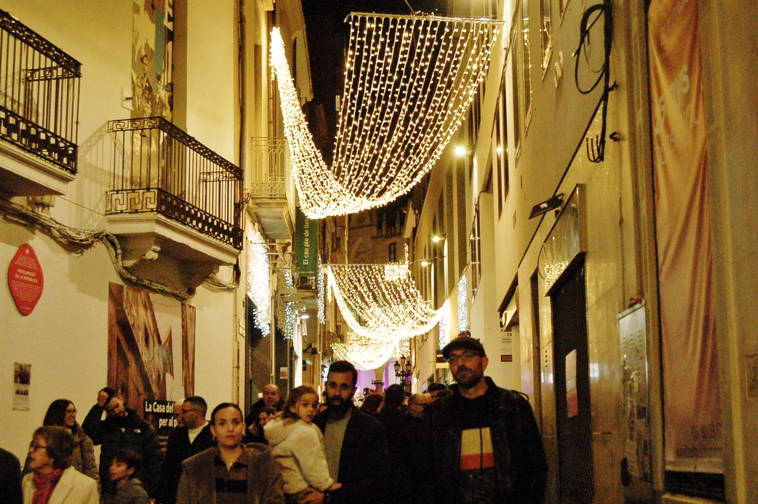 Terrassa ha celebrat aquest dissabte, dia 29 de novembre, al vespre l'acte d'encesa de l'enllumenat nadalenc, una jornada que esdevé el tret de sortida al Nadal a la ciutat. Enguany, l'Ajuntament ha apostat per incrementar en prop de 200 punts els elements lumínics al carrer, arribant a gairebé 1.400 punts de llum de Nadal. A més, aquest dissabte també s'ha inaugurat el pesebre de Nadal, elaborat pel pessebrista Ricard Verdaguer | Ramon Navarro