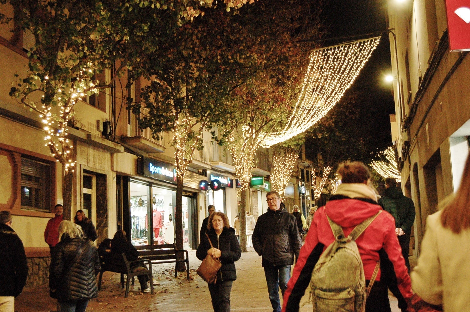Terrassa ha celebrat aquest dissabte, dia 29 de novembre, al vespre l'acte d'encesa de l'enllumenat nadalenc, una jornada que esdevé el tret de sortida al Nadal a la ciutat. Enguany, l'Ajuntament ha apostat per incrementar en prop de 200 punts els elements lumínics al carrer, arribant a gairebé 1.400 punts de llum de Nadal. A més, aquest dissabte també s'ha inaugurat el pesebre de Nadal, elaborat pel pessebrista Ricard Verdaguer | Ramon Navarro