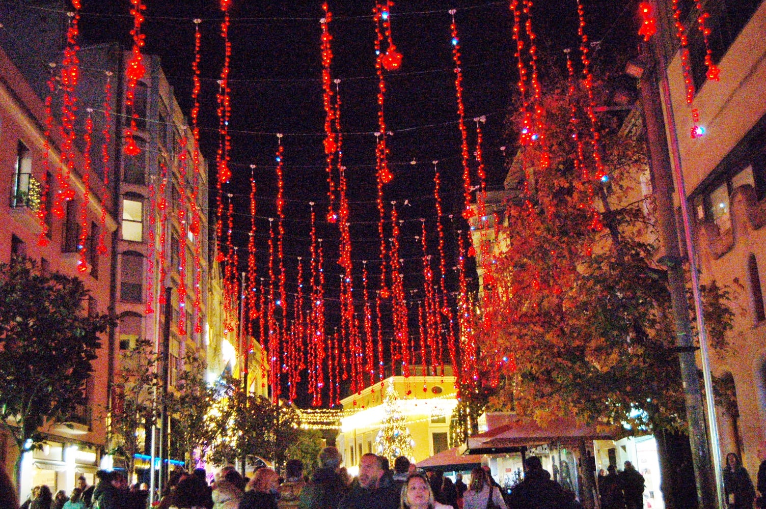 Terrassa ha celebrat aquest dissabte, dia 29 de novembre, al vespre l'acte d'encesa de l'enllumenat nadalenc, una jornada que esdevé el tret de sortida al Nadal a la ciutat. Enguany, l'Ajuntament ha apostat per incrementar en prop de 200 punts els elements lumínics al carrer, arribant a gairebé 1.400 punts de llum de Nadal. A més, aquest dissabte també s'ha inaugurat el pesebre de Nadal, elaborat pel pessebrista Ricard Verdaguer | Ramon Navarro