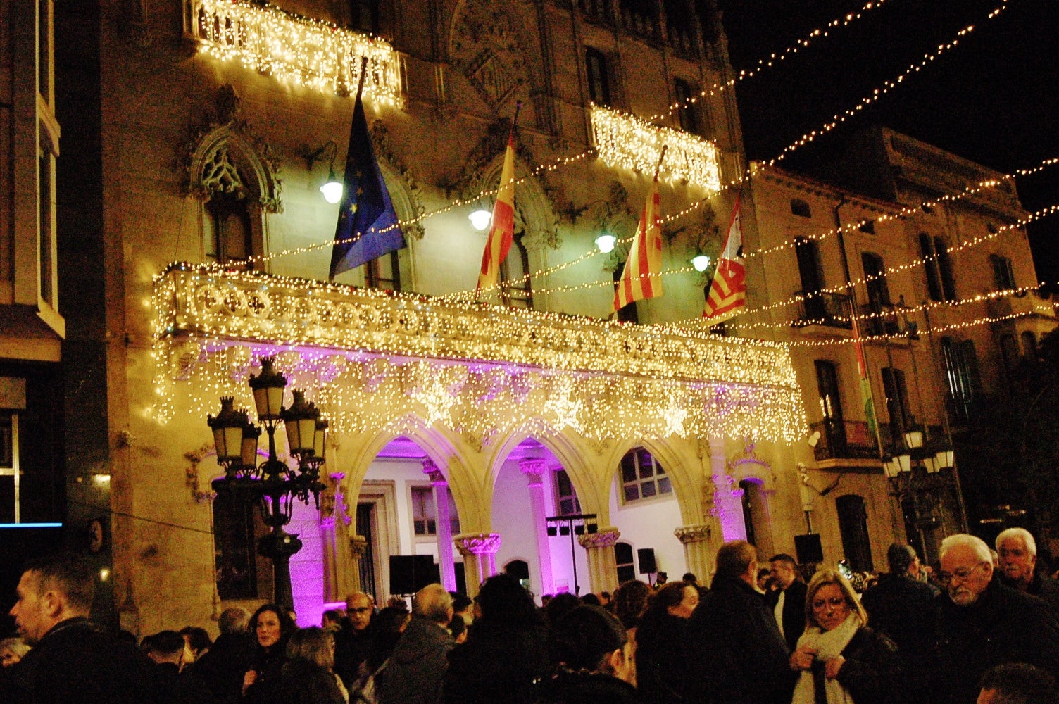 Terrassa ha celebrat aquest dissabte, dia 29 de novembre, al vespre l'acte d'encesa de l'enllumenat nadalenc, una jornada que esdevé el tret de sortida al Nadal a la ciutat. Enguany, l'Ajuntament ha apostat per incrementar en prop de 200 punts els elements lumínics al carrer, arribant a gairebé 1.400 punts de llum de Nadal. A més, aquest dissabte també s'ha inaugurat el pesebre de Nadal, elaborat pel pessebrista Ricard Verdaguer | Ramon Navarro