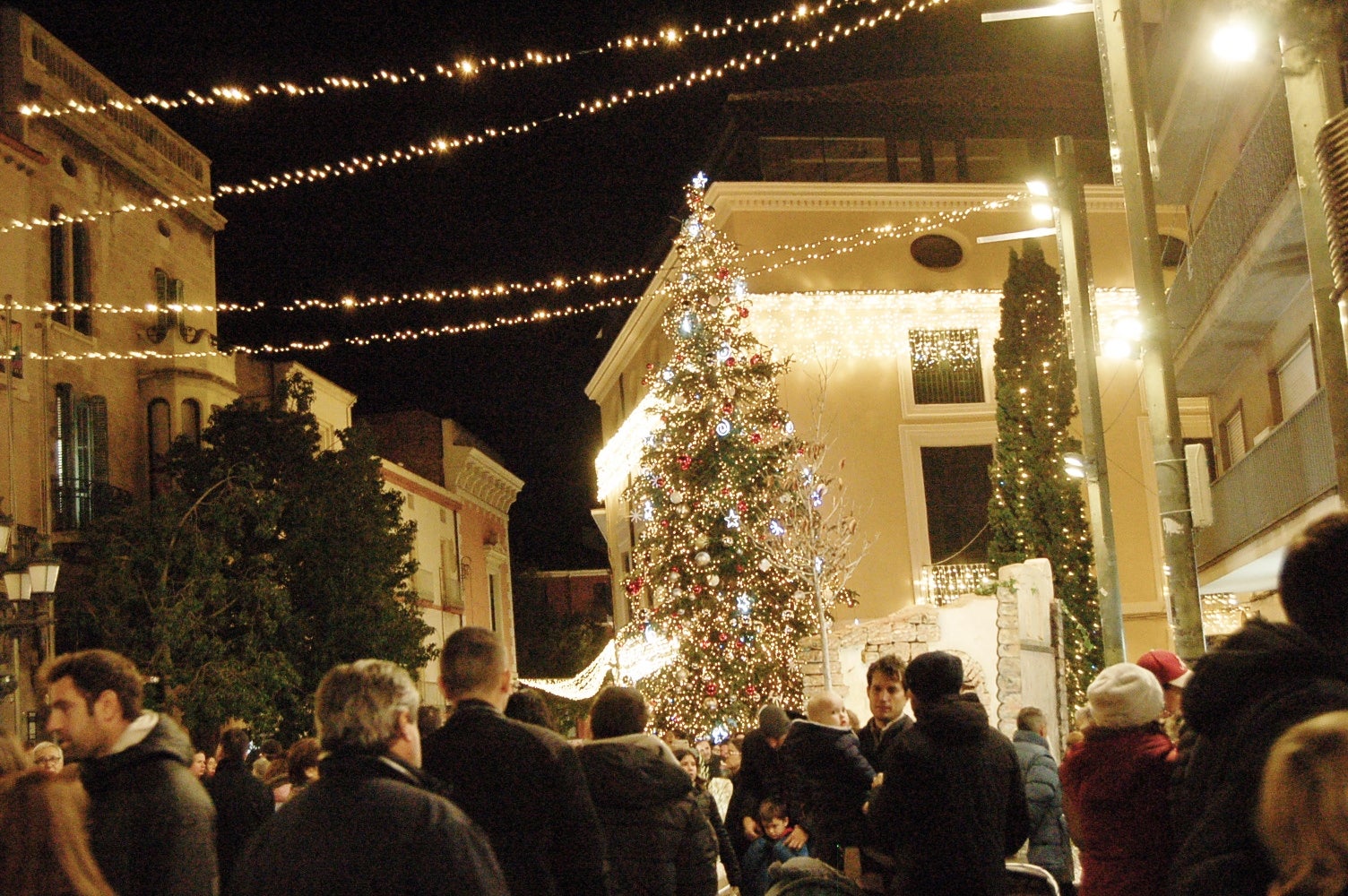 Terrassa ha celebrat aquest dissabte, dia 29 de novembre, al vespre l'acte d'encesa de l'enllumenat nadalenc, una jornada que esdevé el tret de sortida al Nadal a la ciutat. Enguany, l'Ajuntament ha apostat per incrementar en prop de 200 punts els elements lumínics al carrer, arribant a gairebé 1.400 punts de llum de Nadal. A més, aquest dissabte també s'ha inaugurat el pesebre de Nadal, elaborat pel pessebrista Ricard Verdaguer | Ramon Navarro