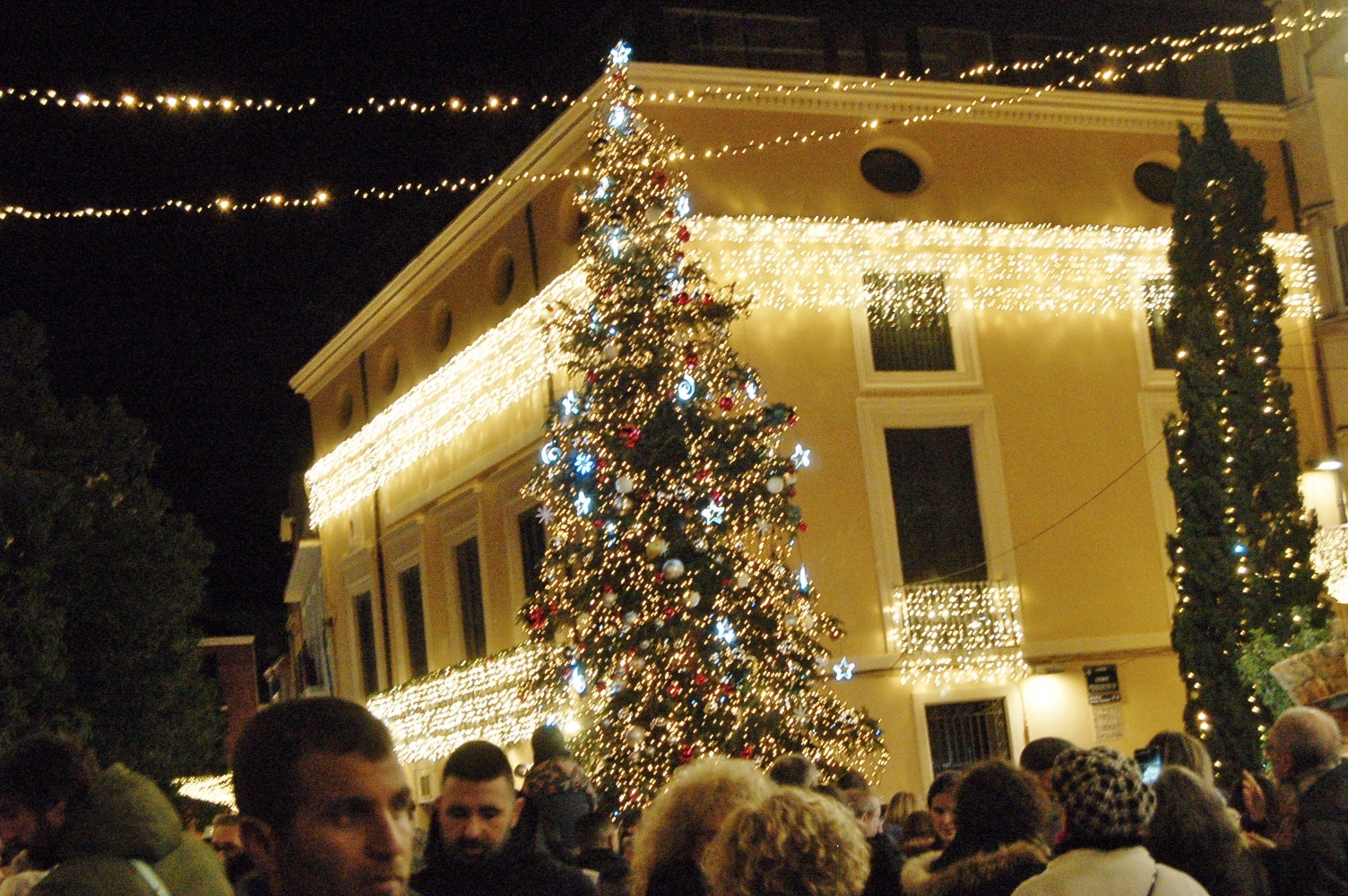 Terrassa ha celebrat aquest dissabte, dia 29 de novembre, al vespre l'acte d'encesa de l'enllumenat nadalenc, una jornada que esdevé el tret de sortida al Nadal a la ciutat. Enguany, l'Ajuntament ha apostat per incrementar en prop de 200 punts els elements lumínics al carrer, arribant a gairebé 1.400 punts de llum de Nadal. A més, aquest dissabte també s'ha inaugurat el pesebre de Nadal, elaborat pel pessebrista Ricard Verdaguer | Ramon Navarro