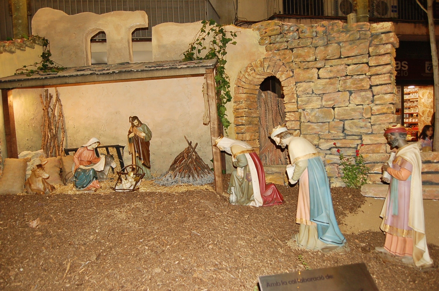 Terrassa ha celebrat aquest dissabte, dia 29 de novembre, al vespre l'acte d'encesa de l'enllumenat nadalenc, una jornada que esdevé el tret de sortida al Nadal a la ciutat. Enguany, l'Ajuntament ha apostat per incrementar en prop de 200 punts els elements lumínics al carrer, arribant a gairebé 1.400 punts de llum de Nadal. A més, aquest dissabte també s'ha inaugurat el pesebre de Nadal, elaborat pel pessebrista Ricard Verdaguer | Ramon Navarro