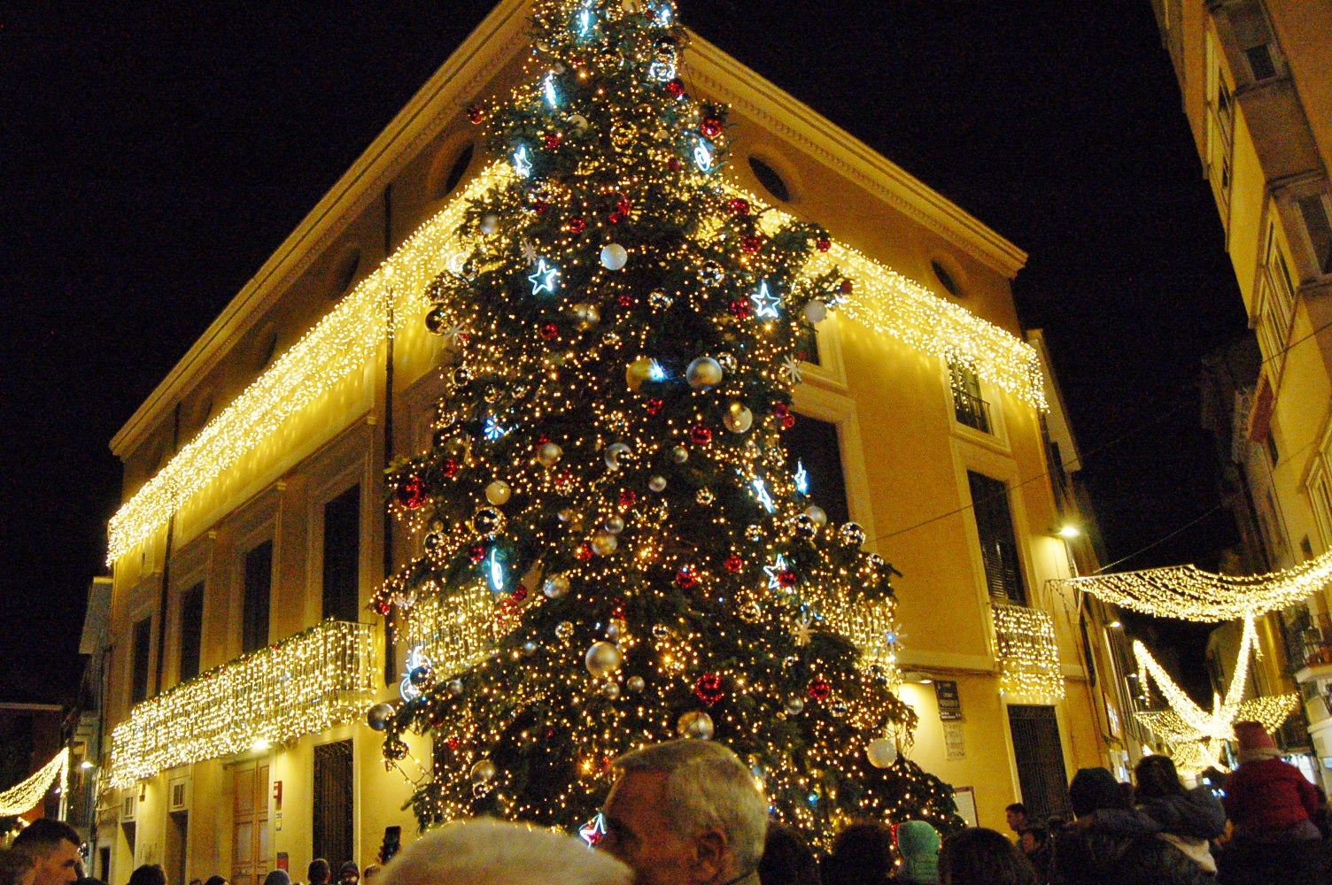 Terrassa ha celebrat aquest dissabte, dia 29 de novembre, al vespre l'acte d'encesa de l'enllumenat nadalenc, una jornada que esdevé el tret de sortida al Nadal a la ciutat. Enguany, l'Ajuntament ha apostat per incrementar en prop de 200 punts els elements lumínics al carrer, arribant a gairebé 1.400 punts de llum de Nadal. A més, aquest dissabte també s'ha inaugurat el pesebre de Nadal, elaborat pel pessebrista Ricard Verdaguer | Ramon Navarro