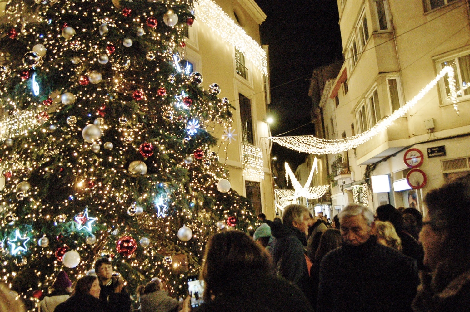 Terrassa ha celebrat aquest dissabte, dia 29 de novembre, al vespre l'acte d'encesa de l'enllumenat nadalenc, una jornada que esdevé el tret de sortida al Nadal a la ciutat. Enguany, l'Ajuntament ha apostat per incrementar en prop de 200 punts els elements lumínics al carrer, arribant a gairebé 1.400 punts de llum de Nadal. A més, aquest dissabte també s'ha inaugurat el pesebre de Nadal, elaborat pel pessebrista Ricard Verdaguer | Ramon Navarro