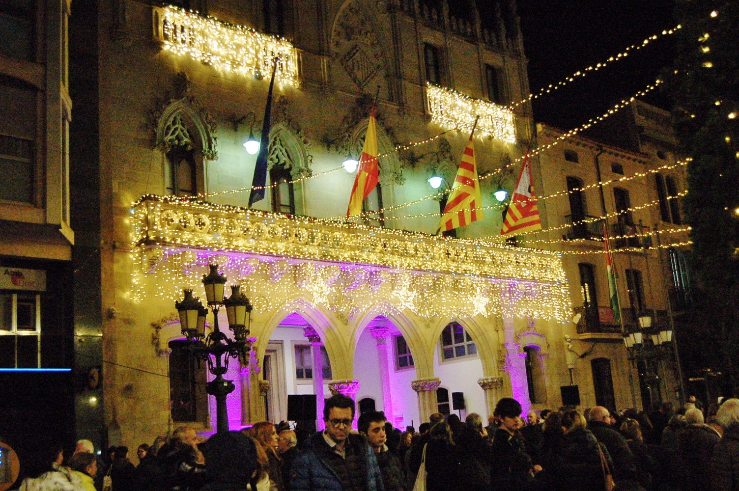 Terrassa ha celebrat aquest dissabte, dia 29 de novembre, al vespre l'acte d'encesa de l'enllumenat nadalenc, una jornada que esdevé el tret de sortida al Nadal a la ciutat. Enguany, l'Ajuntament ha apostat per incrementar en prop de 200 punts els elements lumínics al carrer, arribant a gairebé 1.400 punts de llum de Nadal. A més, aquest dissabte també s'ha inaugurat el pesebre de Nadal, elaborat pel pessebrista Ricard Verdaguer | Ramon Navarro