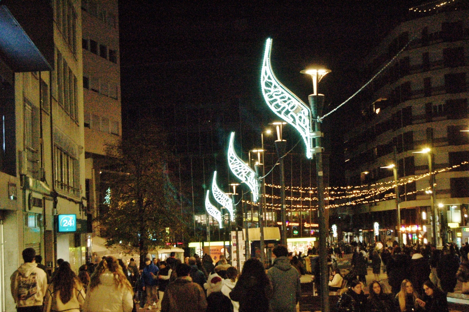 Terrassa ha celebrat aquest dissabte, dia 29 de novembre, al vespre l'acte d'encesa de l'enllumenat nadalenc, una jornada que esdevé el tret de sortida al Nadal a la ciutat. Enguany, l'Ajuntament ha apostat per incrementar en prop de 200 punts els elements lumínics al carrer, arribant a gairebé 1.400 punts de llum de Nadal. A més, aquest dissabte també s'ha inaugurat el pesebre de Nadal, elaborat pel pessebrista Ricard Verdaguer | Ramon Navarro