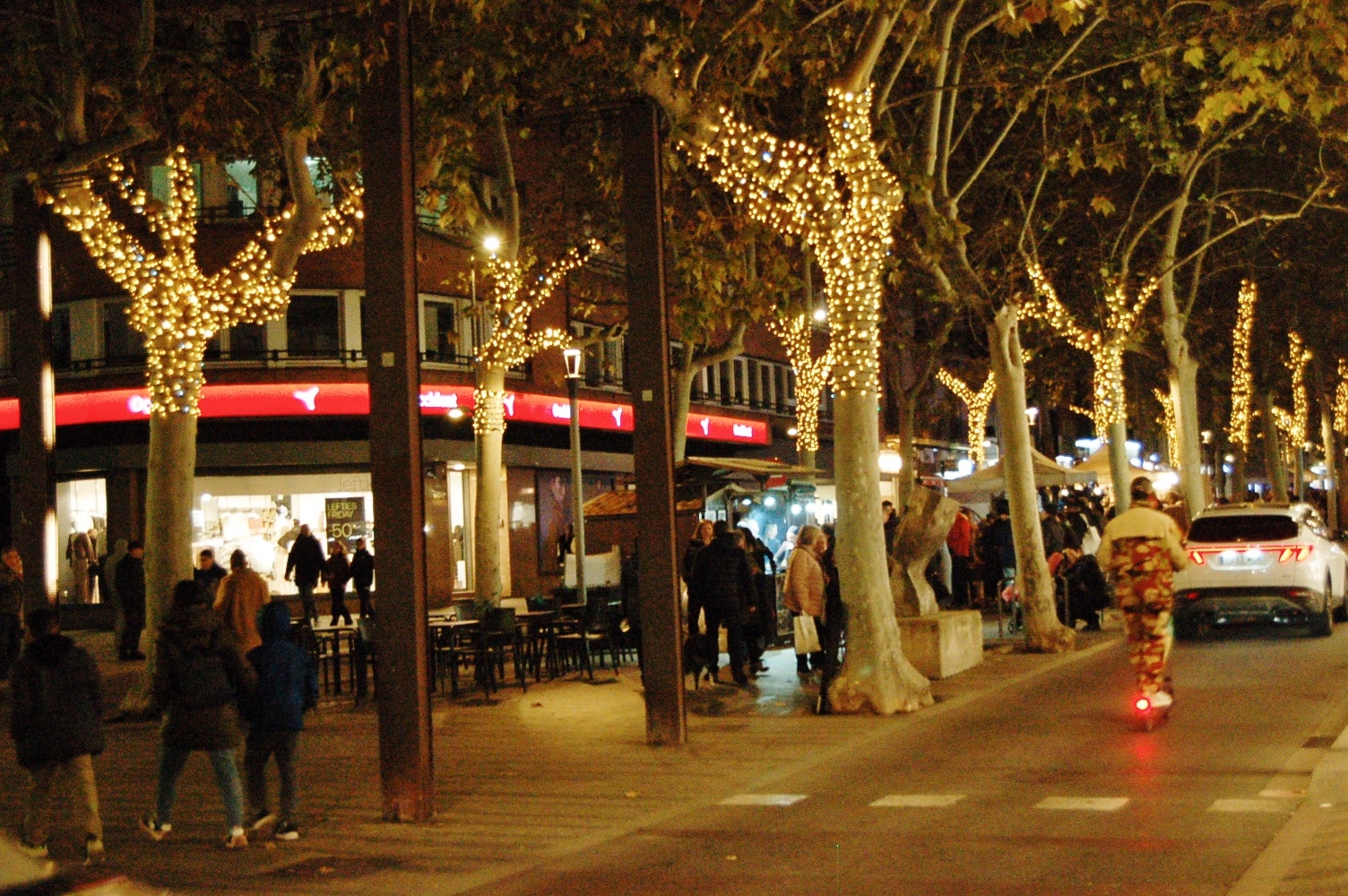 Terrassa ha celebrat aquest dissabte, dia 29 de novembre, al vespre l'acte d'encesa de l'enllumenat nadalenc, una jornada que esdevé el tret de sortida al Nadal a la ciutat. Enguany, l'Ajuntament ha apostat per incrementar en prop de 200 punts els elements lumínics al carrer, arribant a gairebé 1.400 punts de llum de Nadal. A més, aquest dissabte també s'ha inaugurat el pesebre de Nadal, elaborat pel pessebrista Ricard Verdaguer | Ramon Navarro