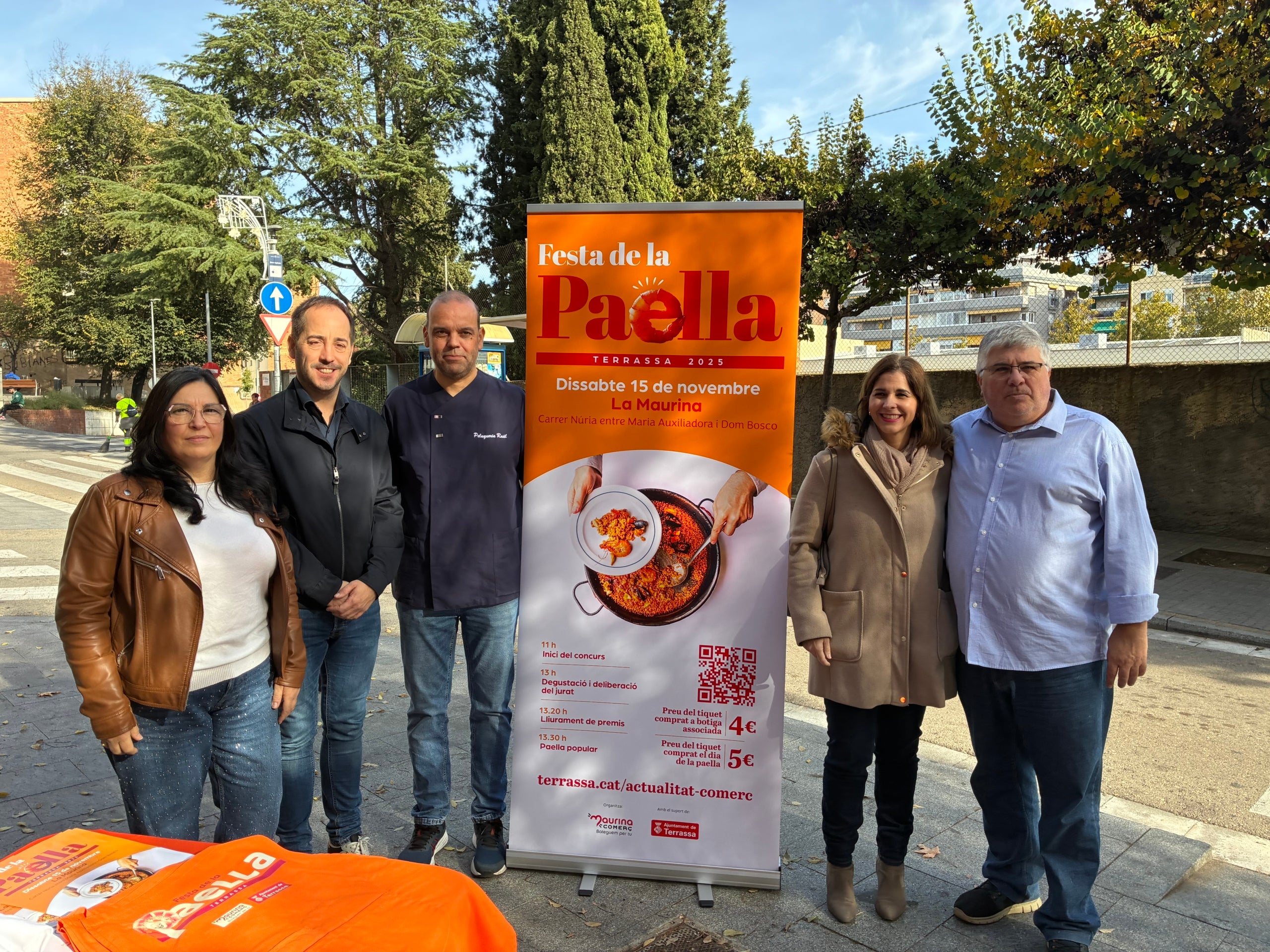 Els membres de l'associació Maurina Comerç amb els regidors de l'Ajuntament Xavier Cardona i Laura Rivas en la presentació de la Festa de la Paella 2025 | Vicenç Batalla