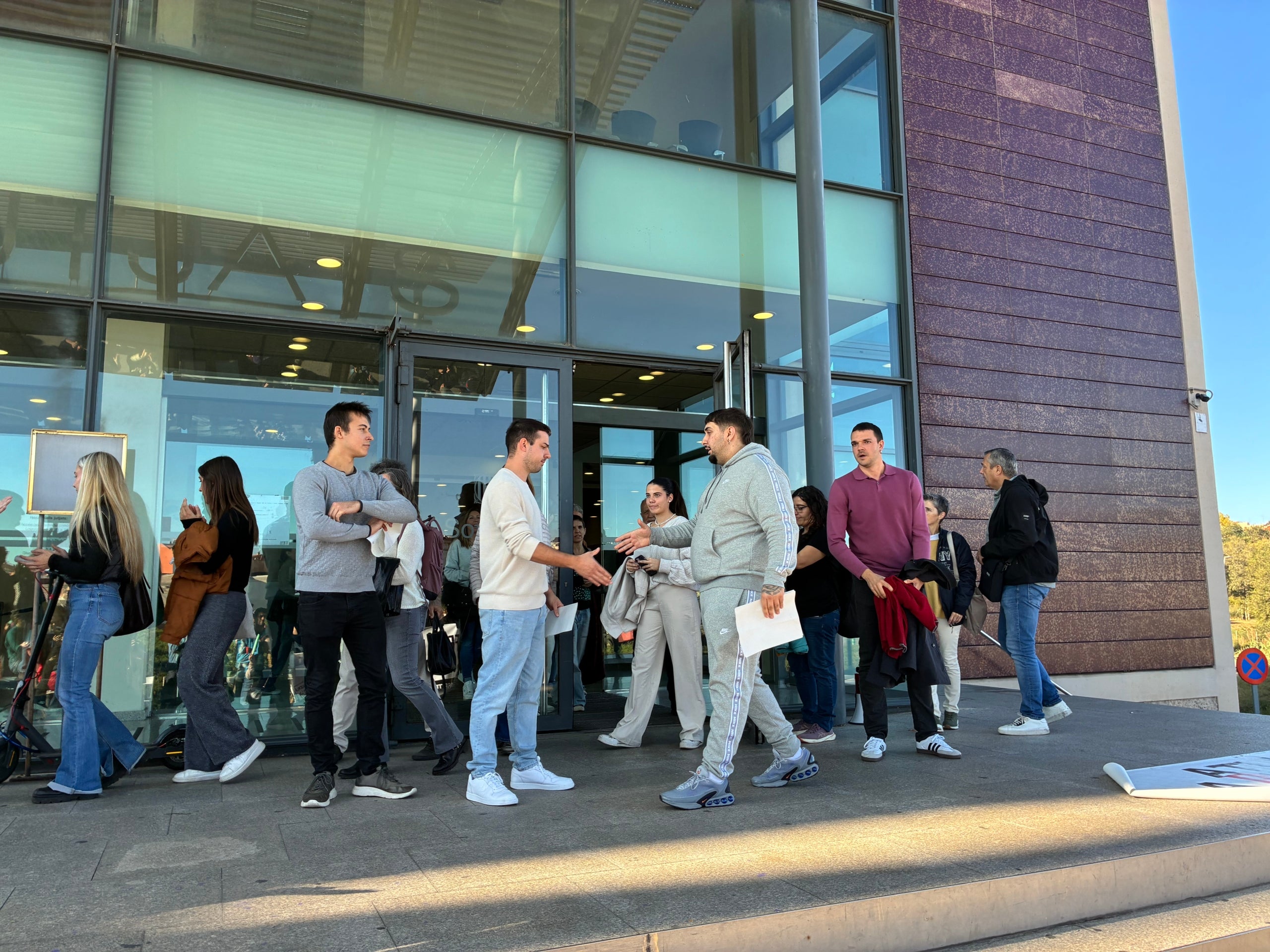 Els quatre joves encausats per la manifestació pro Hasél del 26F a la sortida dels jutjats de Terrassa a principis de novembre | Vicenç Batalla