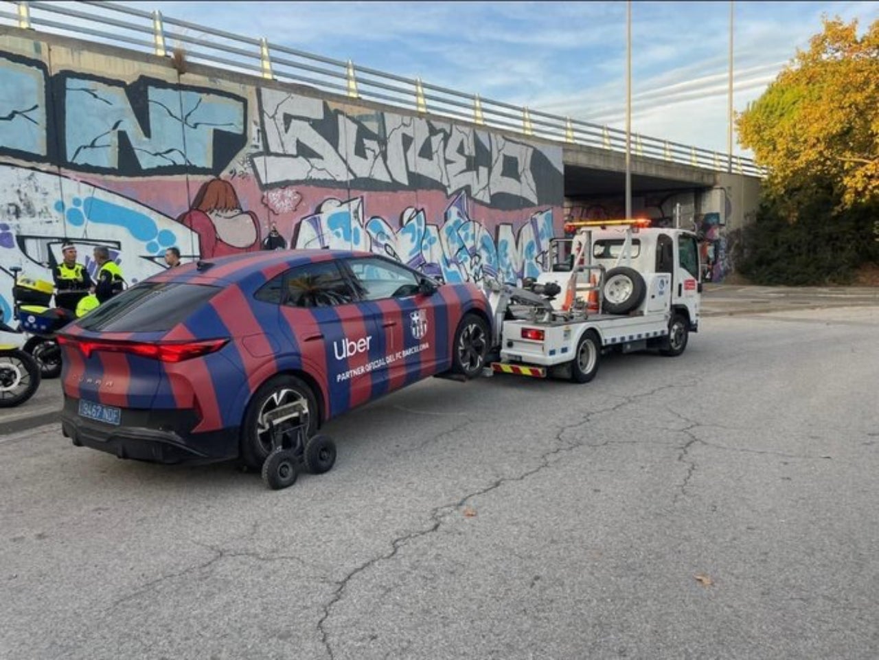 La grua municipal ha retirat un vehicle VTC del Barça | Elite Taxi