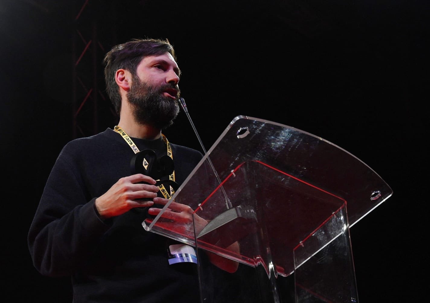 Conrad Roset recollint el premi a millor videojoc en català 2025 | SAGA Saló Gaming