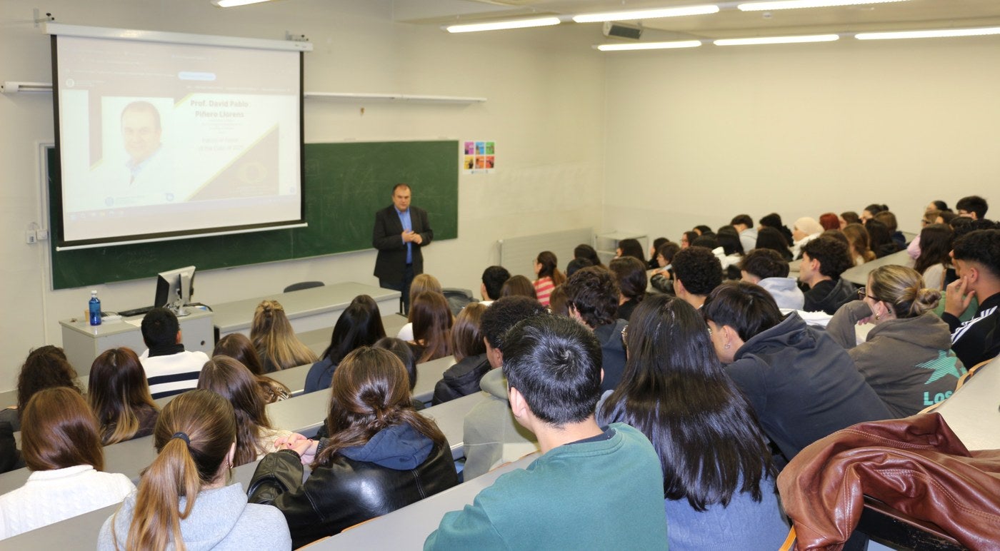 L’Auditori Municipal de Terrassa va acollir aquest dijous, 20 de novembre, l’Acte de Graduació 2024-2025 de la Facultat d’Òptica i Optometria de Terrassa (FOOT). En aquesta edició han finalitzat els estudis 69 graduats i graduades del Grau d’Òptica i Optometria i 23 estudiants del Màster Universitari en Optometria i Ciències de la Visió. Durant l’acte també s’ha fet el lliurament del Premi Internacional a l’Optometrista de l’Any 2025, a David Pablo Piñero, professor titular del Departament d’Òptica, Farmacologia i Anatomia de la Universitat d’Alacant; i també es van lliurar els premis a l’excel·lència en la trajectòria del Grau: Saioa Guerrero Melguizo; Premi a l’excel·lència en la trajectòria del Màster Universitari: Gemma Fedelich Salord; Premi a l’estudiant que més casos ha resolt en el Grau: Marina Arrabal Ranchal; i Premi Alumni de la FOOT: Pengbo Xia, per la seva destacada implicació universitària.