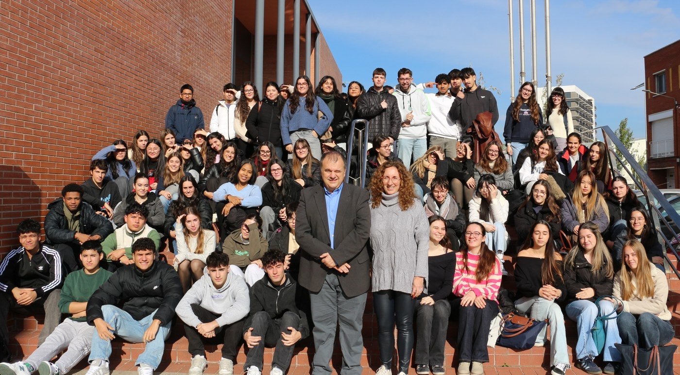 L’Auditori Municipal de Terrassa va acollir aquest dijous, 20 de novembre, l’Acte de Graduació 2024-2025 de la Facultat d’Òptica i Optometria de Terrassa (FOOT). En aquesta edició han finalitzat els estudis 69 graduats i graduades del Grau d’Òptica i Optometria i 23 estudiants del Màster Universitari en Optometria i Ciències de la Visió. Durant l’acte també s’ha fet el lliurament del Premi Internacional a l’Optometrista de l’Any 2025, a David Pablo Piñero, professor titular del Departament d’Òptica, Farmacologia i Anatomia de la Universitat d’Alacant; i també es van lliurar els premis a l’excel·lència en la trajectòria del Grau: Saioa Guerrero Melguizo; Premi a l’excel·lència en la trajectòria del Màster Universitari: Gemma Fedelich Salord; Premi a l’estudiant que més casos ha resolt en el Grau: Marina Arrabal Ranchal; i Premi Alumni de la FOOT: Pengbo Xia, per la seva destacada implicació universitària.