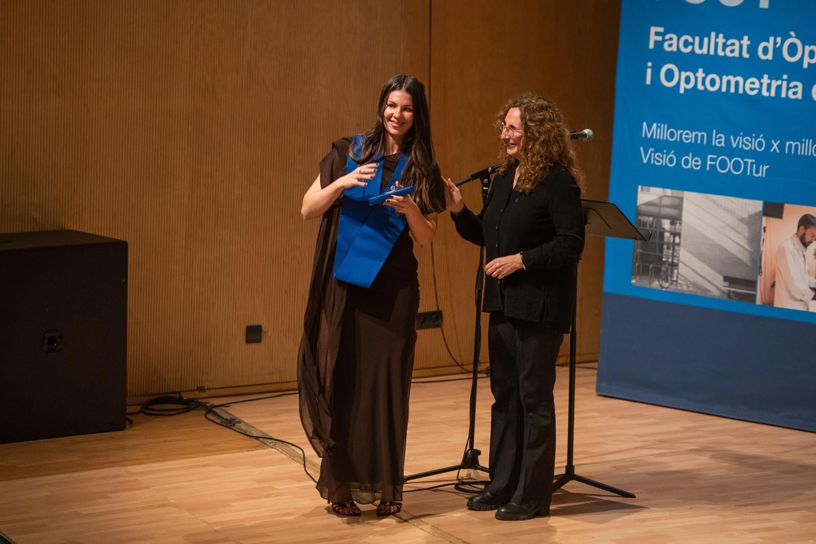 L’Auditori Municipal de Terrassa va acollir aquest dijous, 20 de novembre, l’Acte de Graduació 2024-2025 de la Facultat d’Òptica i Optometria de Terrassa (FOOT). En aquesta edició han finalitzat els estudis 69 graduats i graduades del Grau d’Òptica i Optometria i 23 estudiants del Màster Universitari en Optometria i Ciències de la Visió. Durant l’acte també s’ha fet el lliurament del Premi Internacional a l’Optometrista de l’Any 2025, a David Pablo Piñero, professor titular del Departament d’Òptica, Farmacologia i Anatomia de la Universitat d’Alacant; i també es van lliurar els premis a l’excel·lència en la trajectòria del Grau: Saioa Guerrero Melguizo; Premi a l’excel·lència en la trajectòria del Màster Universitari: Gemma Fedelich Salord; Premi a l’estudiant que més casos ha resolt en el Grau: Marina Arrabal Ranchal; i Premi Alumni de la FOOT: Pengbo Xia, per la seva destacada implicació universitària.