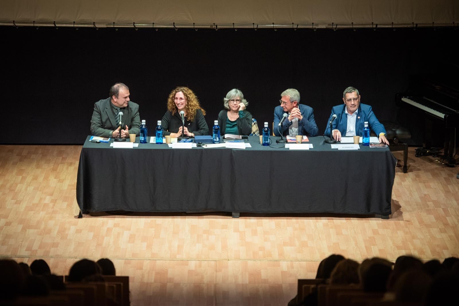 L’Auditori Municipal de Terrassa va acollir aquest dijous, 20 de novembre, l’Acte de Graduació 2024-2025 de la Facultat d’Òptica i Optometria de Terrassa (FOOT). En aquesta edició han finalitzat els estudis 69 graduats i graduades del Grau d’Òptica i Optometria i 23 estudiants del Màster Universitari en Optometria i Ciències de la Visió. Durant l’acte també s’ha fet el lliurament del Premi Internacional a l’Optometrista de l’Any 2025, a David Pablo Piñero, professor titular del Departament d’Òptica, Farmacologia i Anatomia de la Universitat d’Alacant; i també es van lliurar els premis a l’excel·lència en la trajectòria del Grau: Saioa Guerrero Melguizo; Premi a l’excel·lència en la trajectòria del Màster Universitari: Gemma Fedelich Salord; Premi a l’estudiant que més casos ha resolt en el Grau: Marina Arrabal Ranchal; i Premi Alumni de la FOOT: Pengbo Xia, per la seva destacada implicació universitària.
