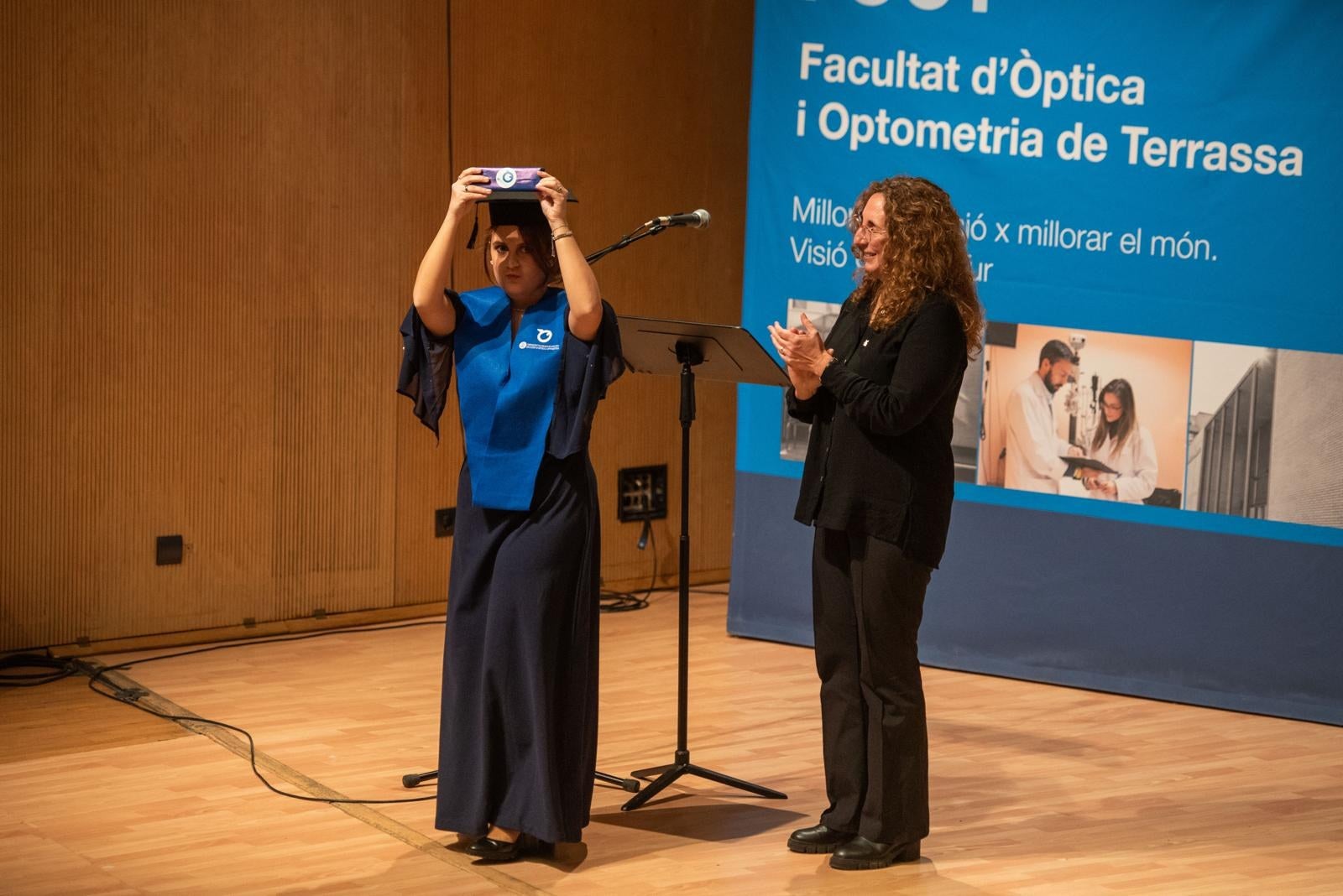 L’Auditori Municipal de Terrassa va acollir aquest dijous, 20 de novembre, l’Acte de Graduació 2024-2025 de la Facultat d’Òptica i Optometria de Terrassa (FOOT). En aquesta edició han finalitzat els estudis 69 graduats i graduades del Grau d’Òptica i Optometria i 23 estudiants del Màster Universitari en Optometria i Ciències de la Visió. Durant l’acte també s’ha fet el lliurament del Premi Internacional a l’Optometrista de l’Any 2025, a David Pablo Piñero, professor titular del Departament d’Òptica, Farmacologia i Anatomia de la Universitat d’Alacant; i també es van lliurar els premis a l’excel·lència en la trajectòria del Grau: Saioa Guerrero Melguizo; Premi a l’excel·lència en la trajectòria del Màster Universitari: Gemma Fedelich Salord; Premi a l’estudiant que més casos ha resolt en el Grau: Marina Arrabal Ranchal; i Premi Alumni de la FOOT: Pengbo Xia, per la seva destacada implicació universitària.
