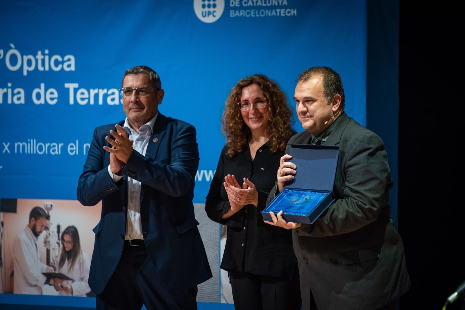 L’Auditori Municipal de Terrassa va acollir aquest dijous, 20 de novembre, l’Acte de Graduació 2024-2025 de la Facultat d’Òptica i Optometria de Terrassa (FOOT). En aquesta edició han finalitzat els estudis 69 graduats i graduades del Grau d’Òptica i Optometria i 23 estudiants del Màster Universitari en Optometria i Ciències de la Visió. Durant l’acte també s’ha fet el lliurament del Premi Internacional a l’Optometrista de l’Any 2025, a David Pablo Piñero, professor titular del Departament d’Òptica, Farmacologia i Anatomia de la Universitat d’Alacant; i també es van lliurar els premis a l’excel·lència en la trajectòria del Grau: Saioa Guerrero Melguizo; Premi a l’excel·lència en la trajectòria del Màster Universitari: Gemma Fedelich Salord; Premi a l’estudiant que més casos ha resolt en el Grau: Marina Arrabal Ranchal; i Premi Alumni de la FOOT: Pengbo Xia, per la seva destacada implicació universitària.