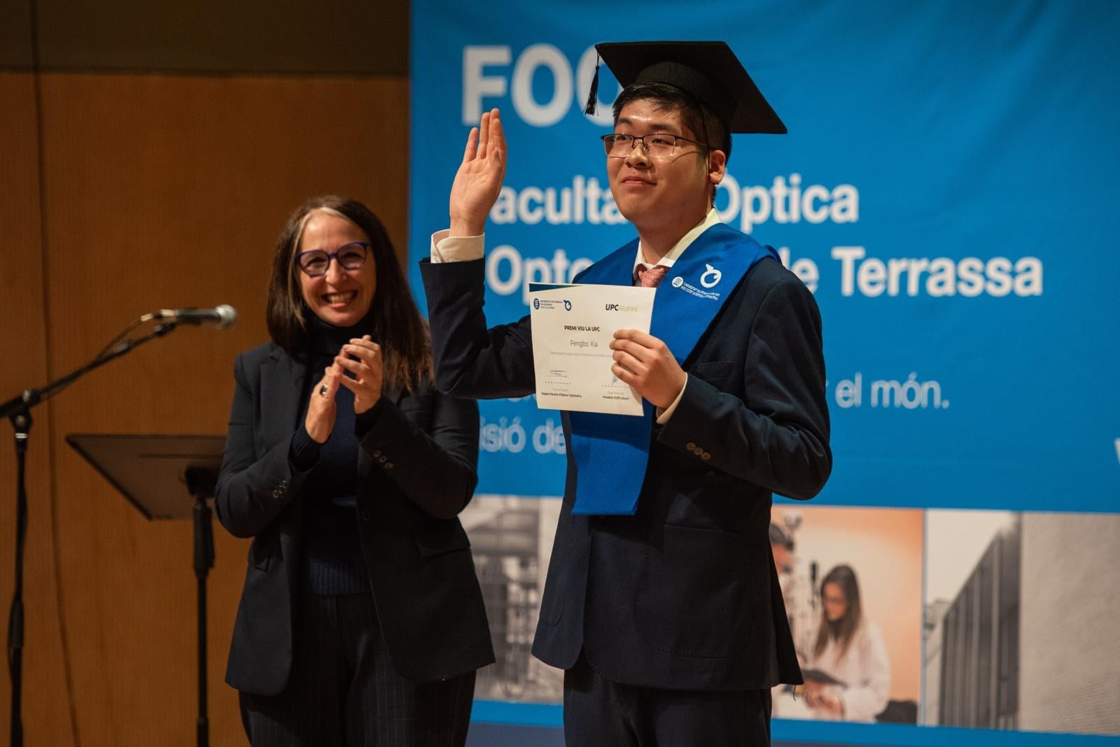 L’Auditori Municipal de Terrassa va acollir aquest dijous, 20 de novembre, l’Acte de Graduació 2024-2025 de la Facultat d’Òptica i Optometria de Terrassa (FOOT). En aquesta edició han finalitzat els estudis 69 graduats i graduades del Grau d’Òptica i Optometria i 23 estudiants del Màster Universitari en Optometria i Ciències de la Visió. Durant l’acte també s’ha fet el lliurament del Premi Internacional a l’Optometrista de l’Any 2025, a David Pablo Piñero, professor titular del Departament d’Òptica, Farmacologia i Anatomia de la Universitat d’Alacant; i també es van lliurar els premis a l’excel·lència en la trajectòria del Grau: Saioa Guerrero Melguizo; Premi a l’excel·lència en la trajectòria del Màster Universitari: Gemma Fedelich Salord; Premi a l’estudiant que més casos ha resolt en el Grau: Marina Arrabal Ranchal; i Premi Alumni de la FOOT: Pengbo Xia, per la seva destacada implicació universitària.