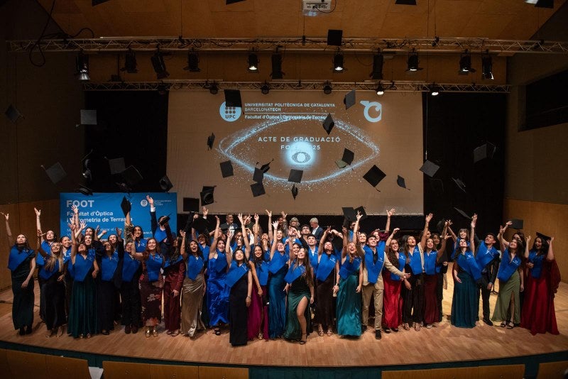 L’Auditori Municipal de Terrassa va acollir aquest dijous, 20 de novembre, l’Acte de Graduació 2024-2025 de la Facultat d’Òptica i Optometria de Terrassa (FOOT). En aquesta edició han finalitzat els estudis 69 graduats i graduades del Grau d’Òptica i Optometria i 23 estudiants del Màster Universitari en Optometria i Ciències de la Visió. Durant l’acte també s’ha fet el lliurament del Premi Internacional a l’Optometrista de l’Any 2025, a David Pablo Piñero, professor titular del Departament d’Òptica, Farmacologia i Anatomia de la Universitat d’Alacant; i també es van lliurar els premis a l’excel·lència en la trajectòria del Grau: Saioa Guerrero Melguizo; Premi a l’excel·lència en la trajectòria del Màster Universitari: Gemma Fedelich Salord; Premi a l’estudiant que més casos ha resolt en el Grau: Marina Arrabal Ranchal; i Premi Alumni de la FOOT: Pengbo Xia, per la seva destacada implicació universitària.