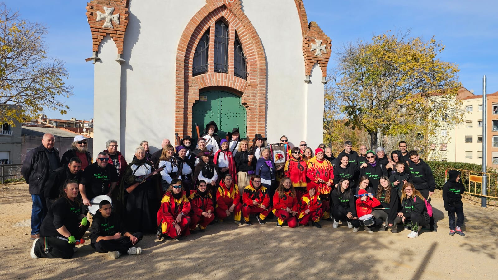 Fotografia de família dels participants a l'acte dels Bandolers | Cedida