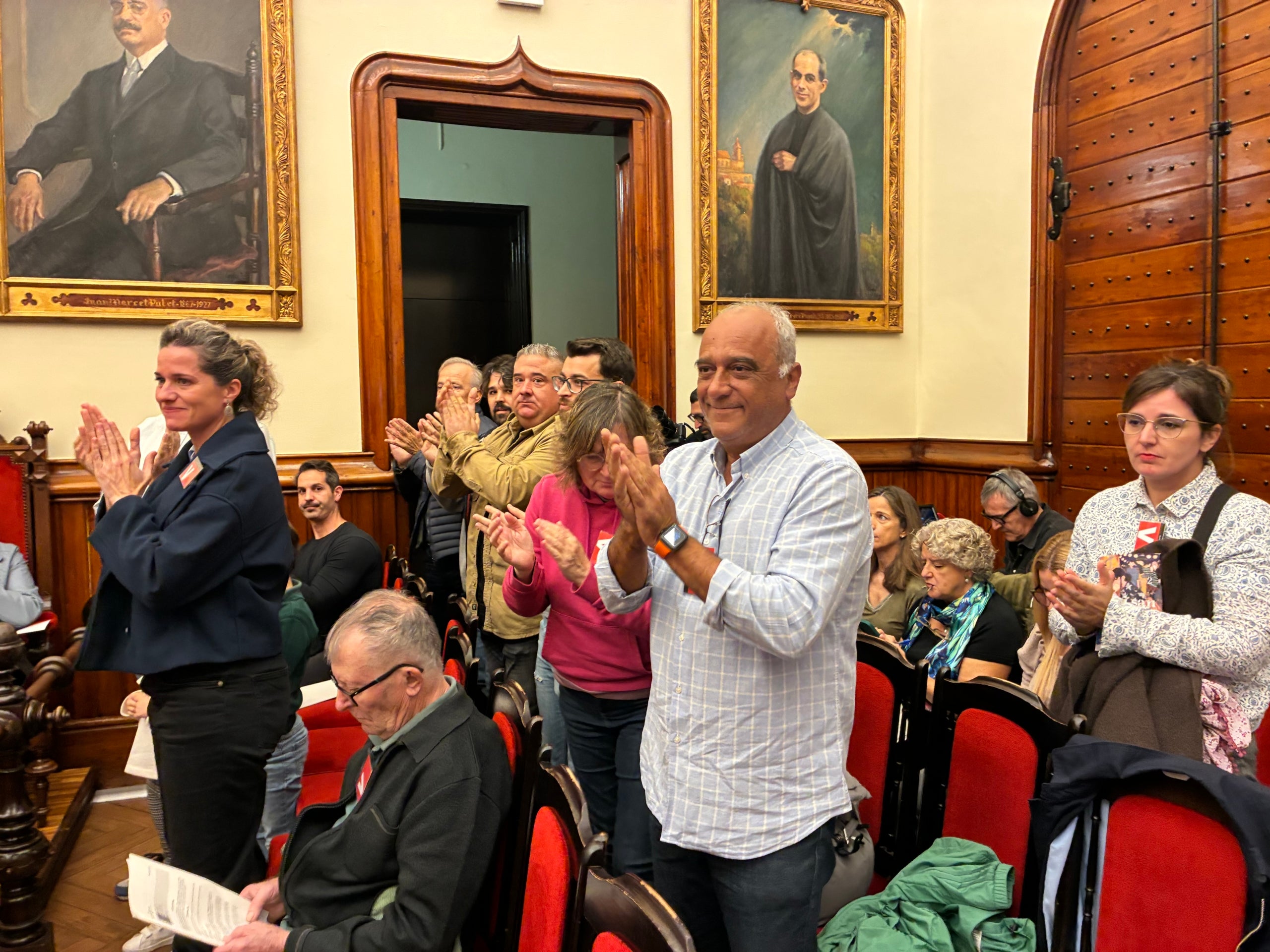 Veïns del residencial Esquirols de Les Fonts aplaudint al ple de Terrassa la declaració institucional per solucionar el seu problema de connexió elèctrica | Vicenç Batalla