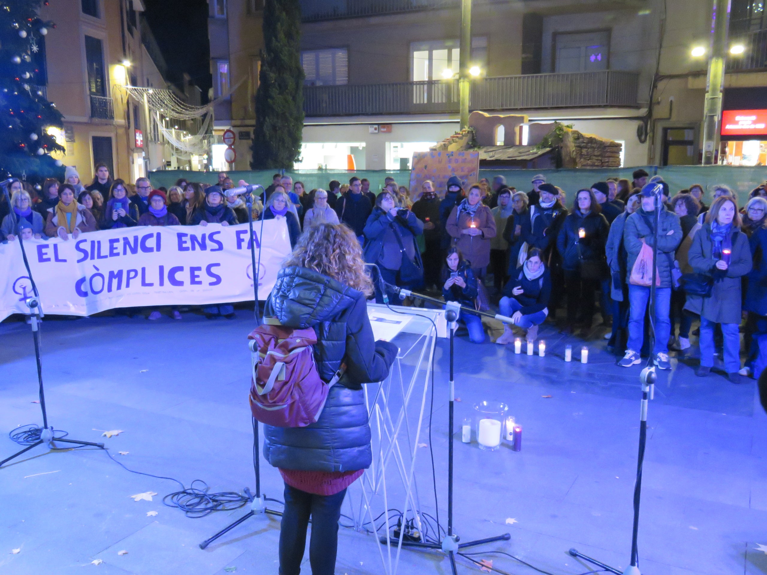 Aquesta tarda s'ha celebrat al Raval de Montserrat l'acte central amb motiu del Dia Internacional per a l'Eliminació de la Violència envers les Dones | Oriol Manrique