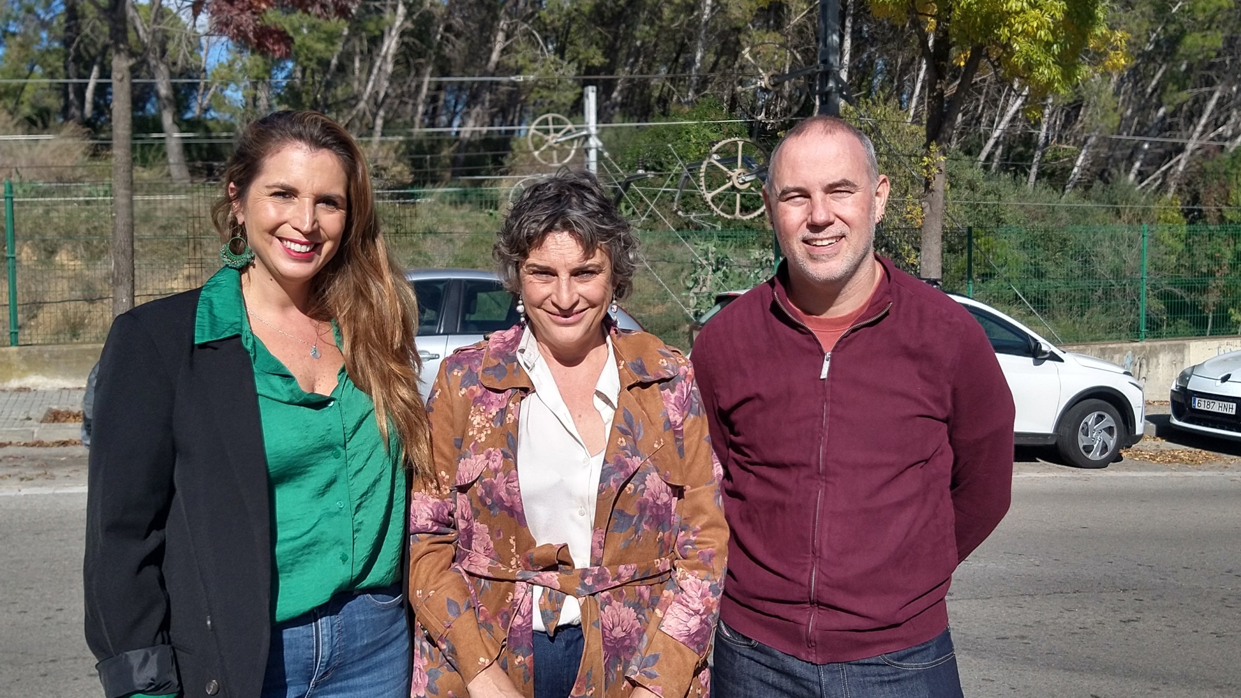 Agnès Petit, de Comuns Terrassa, entre los diputados Candela López y Eloi Badia | Cedida