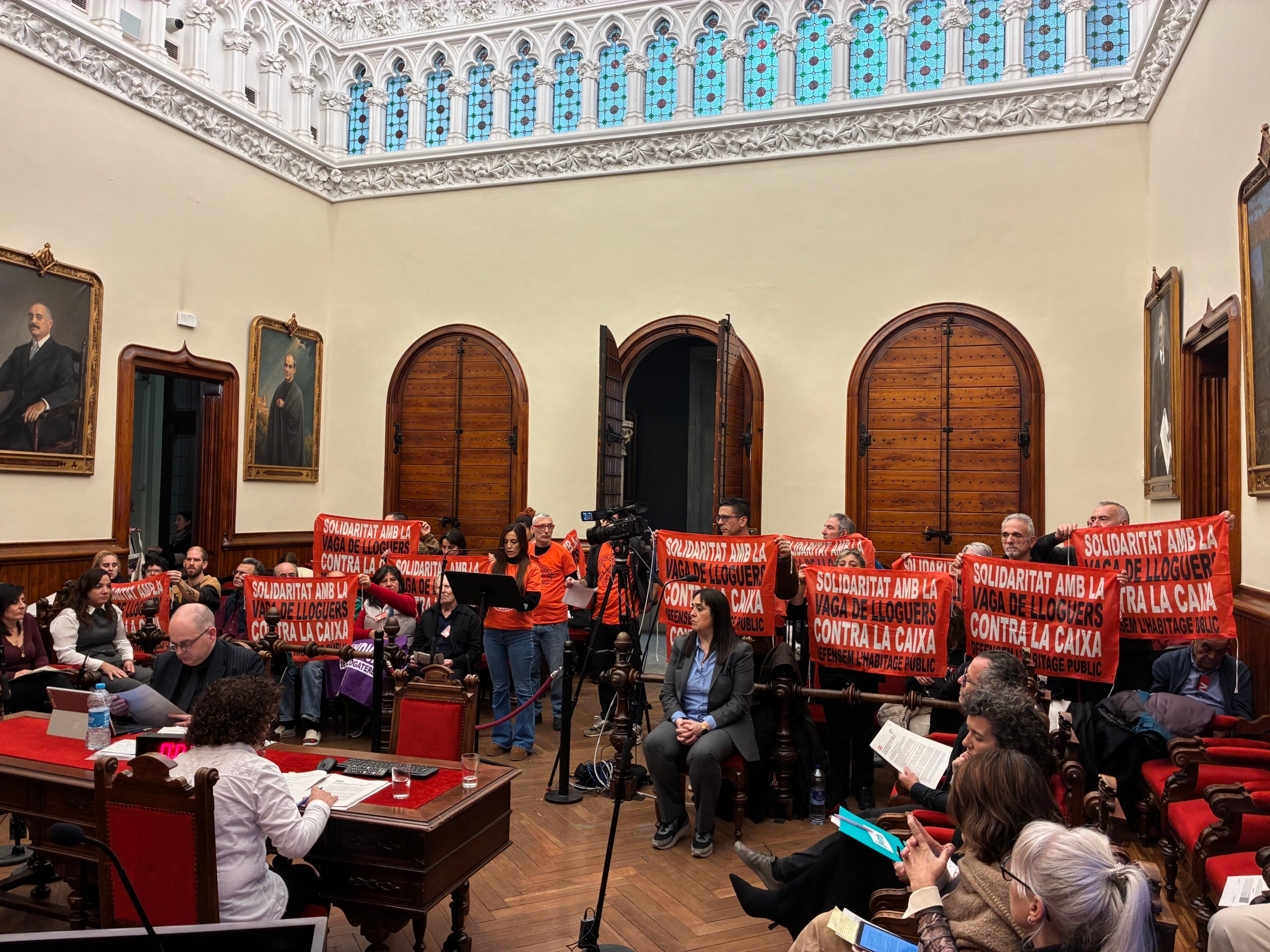 Pancartes dels veïns de Can Colomer durant la intervenció del Sindicat de Llogateres al ple municipal de Terrassa de novembre | Vicenç Batalla
