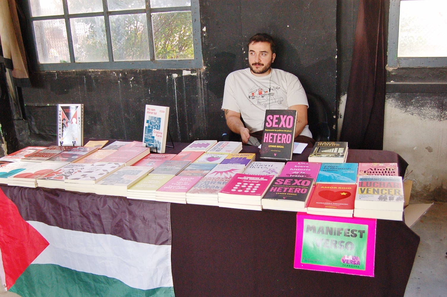 L'Ateneu Candela de Terrassa va celebrar aquest dissabte la segona edició de 'La Diversa', la fira del llibre LGTBIQ+ de la ciutat per a reflexionar 'des d'una mirada dissident sobre els gèneres, els cossos i les sexualitats'. Ho organitzava l'Ajuntament i la llibreria La Synusia. A la seu de l'Ateneu del carrer Montserrat, una desena d'entitats, col·lectius i editorials van exposar llibres sobre la temàtica i s'hi van fer presentacions, xerrades i tallers, a més de poder-se veure part de l'exposició 'Amb els ulls posats al llibre LGTBIQ+', que es complementava a la Biblioteca Central de Terrassa | Ramon Navarro