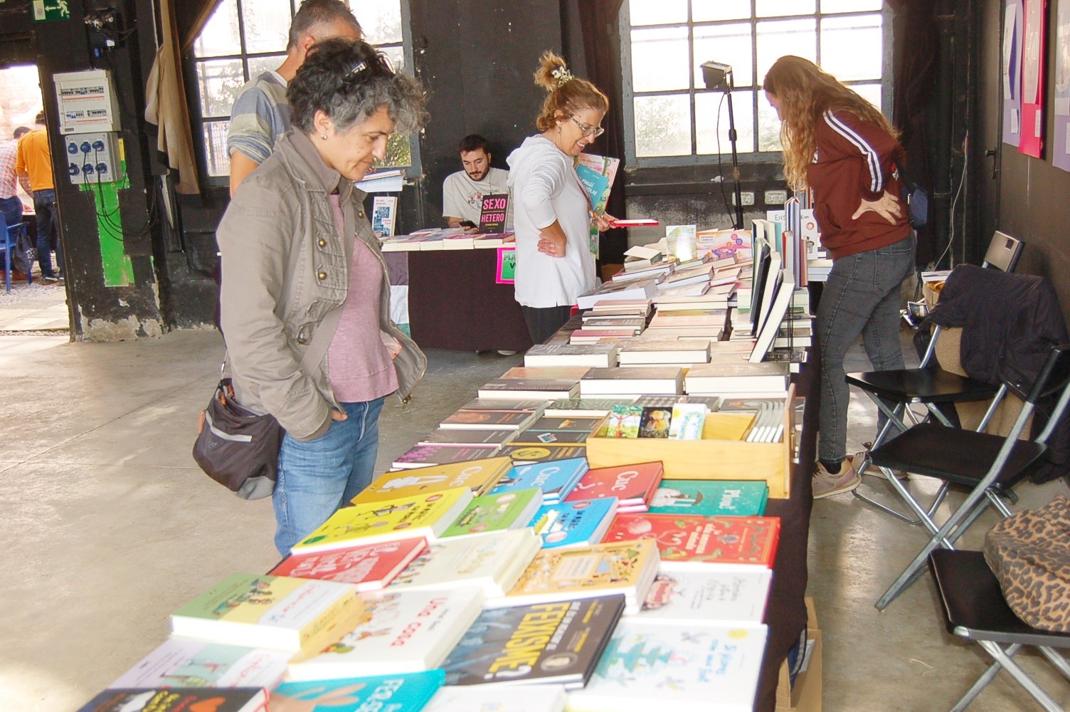 L'Ateneu Candela de Terrassa va celebrar aquest dissabte la segona edició de 'La Diversa', la fira del llibre LGTBIQ+ de la ciutat per a reflexionar 'des d'una mirada dissident sobre els gèneres, els cossos i les sexualitats'. Ho organitzava l'Ajuntament i la llibreria La Synusia. A la seu de l'Ateneu del carrer Montserrat, una desena d'entitats, col·lectius i editorials van exposar llibres sobre la temàtica i s'hi van fer presentacions, xerrades i tallers, a més de poder-se veure part de l'exposició 'Amb els ulls posats al llibre LGTBIQ+', que es complementava a la Biblioteca Central de Terrassa | Ramon Navarro