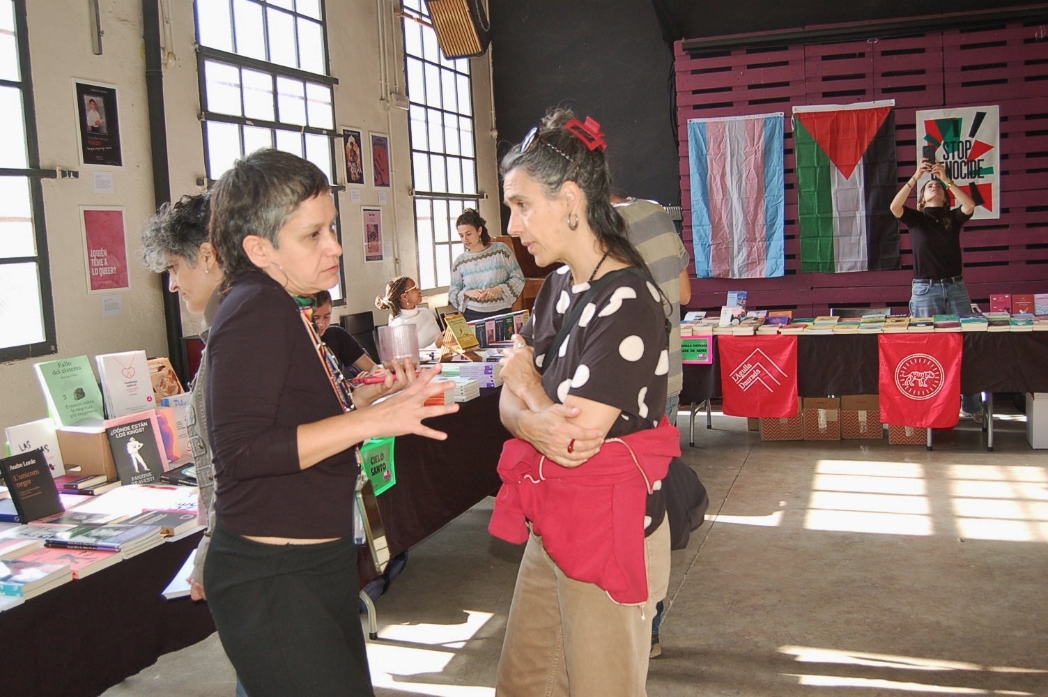 L'Ateneu Candela de Terrassa va celebrar aquest dissabte la segona edició de 'La Diversa', la fira del llibre LGTBIQ+ de la ciutat per a reflexionar 'des d'una mirada dissident sobre els gèneres, els cossos i les sexualitats'. Ho organitzava l'Ajuntament i la llibreria La Synusia. A la seu de l'Ateneu del carrer Montserrat, una desena d'entitats, col·lectius i editorials van exposar llibres sobre la temàtica i s'hi van fer presentacions, xerrades i tallers, a més de poder-se veure part de l'exposició 'Amb els ulls posats al llibre LGTBIQ+', que es complementava a la Biblioteca Central de Terrassa | Ramon Navarro