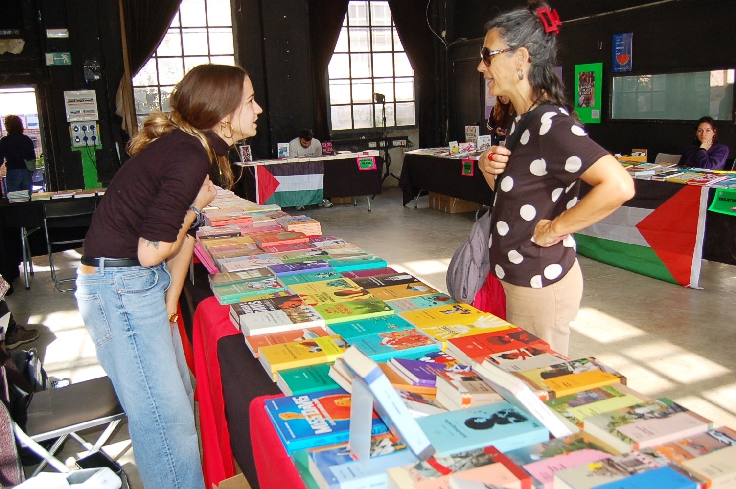 L'Ateneu Candela de Terrassa va celebrar aquest dissabte la segona edició de 'La Diversa', la fira del llibre LGTBIQ+ de la ciutat per a reflexionar 'des d'una mirada dissident sobre els gèneres, els cossos i les sexualitats'. Ho organitzava l'Ajuntament i la llibreria La Synusia. A la seu de l'Ateneu del carrer Montserrat, una desena d'entitats, col·lectius i editorials van exposar llibres sobre la temàtica i s'hi van fer presentacions, xerrades i tallers, a més de poder-se veure part de l'exposició 'Amb els ulls posats al llibre LGTBIQ+', que es complementava a la Biblioteca Central de Terrassa | Ramon Navarro
