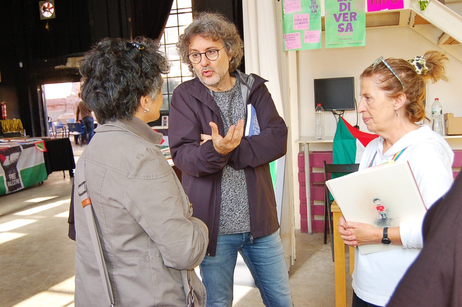 L'Ateneu Candela de Terrassa va celebrar aquest dissabte la segona edició de 'La Diversa', la fira del llibre LGTBIQ+ de la ciutat per a reflexionar 'des d'una mirada dissident sobre els gèneres, els cossos i les sexualitats'. Ho organitzava l'Ajuntament i la llibreria La Synusia. A la seu de l'Ateneu del carrer Montserrat, una desena d'entitats, col·lectius i editorials van exposar llibres sobre la temàtica i s'hi van fer presentacions, xerrades i tallers, a més de poder-se veure part de l'exposició 'Amb els ulls posats al llibre LGTBIQ+', que es complementava a la Biblioteca Central de Terrassa | Ramon Navarro