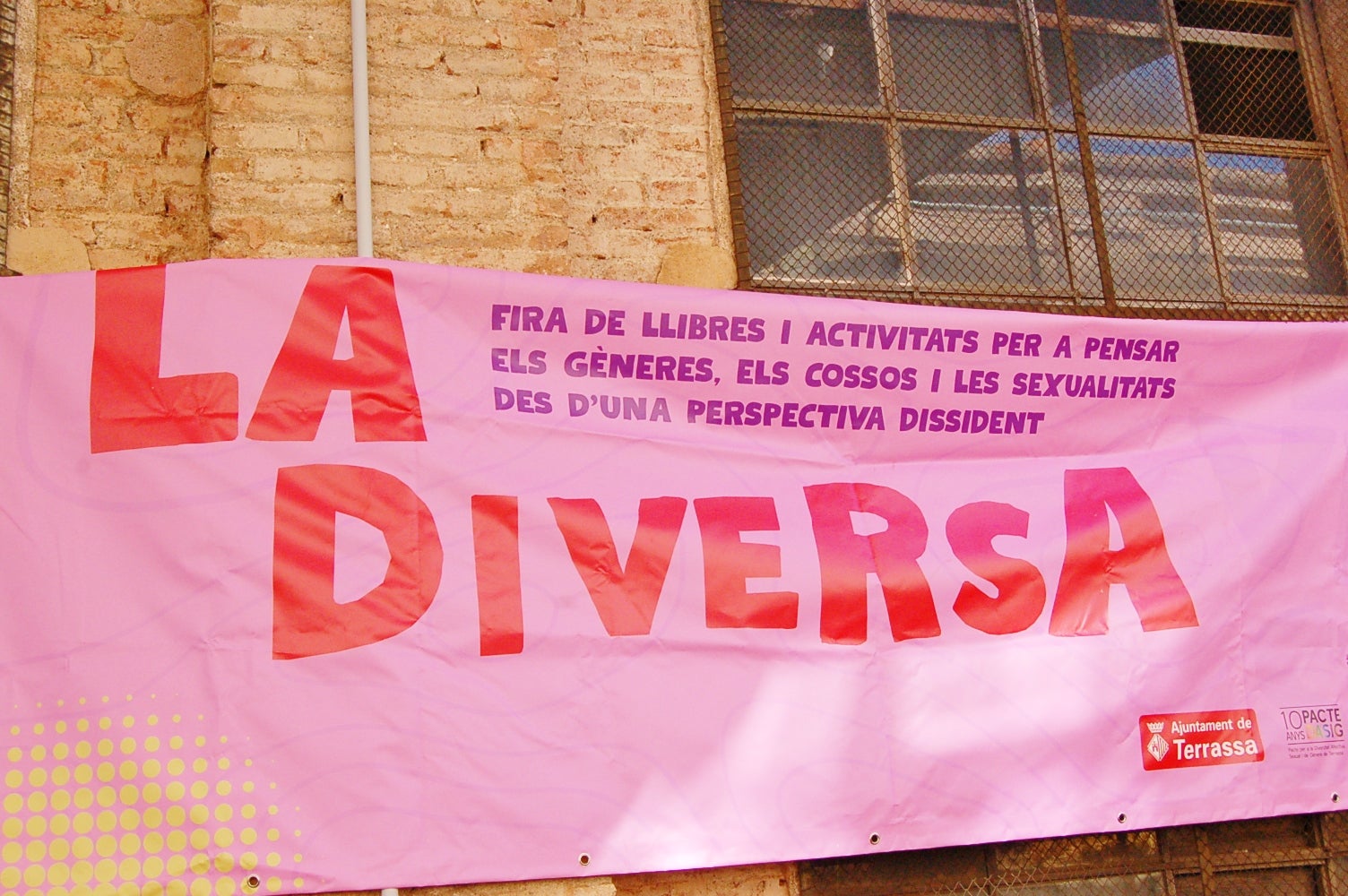 L'Ateneu Candela de Terrassa va celebrar aquest dissabte la segona edició de 'La Diversa', la fira del llibre LGTBIQ+ de la ciutat per a reflexionar 'des d'una mirada dissident sobre els gèneres, els cossos i les sexualitats'. Ho organitzava l'Ajuntament i la llibreria La Synusia. A la seu de l'Ateneu del carrer Montserrat, una desena d'entitats, col·lectius i editorials van exposar llibres sobre la temàtica i s'hi van fer presentacions, xerrades i tallers, a més de poder-se veure part de l'exposició 'Amb els ulls posats al llibre LGTBIQ+', que es complementava a la Biblioteca Central de Terrassa | Ramon Navarro